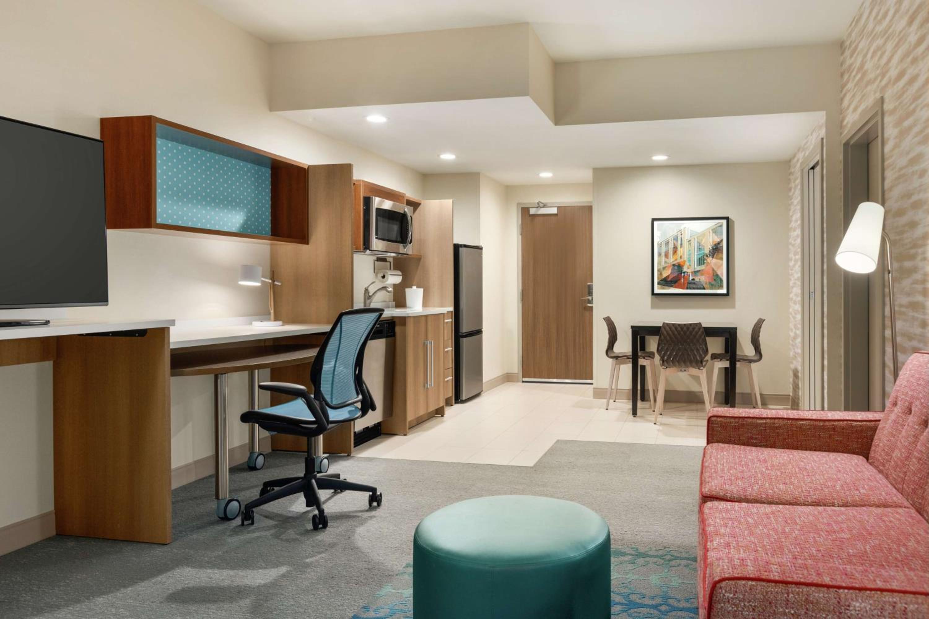 One-Bedroom Queen Suite with Two Queen Beds - Non-Smoking - Photo 5