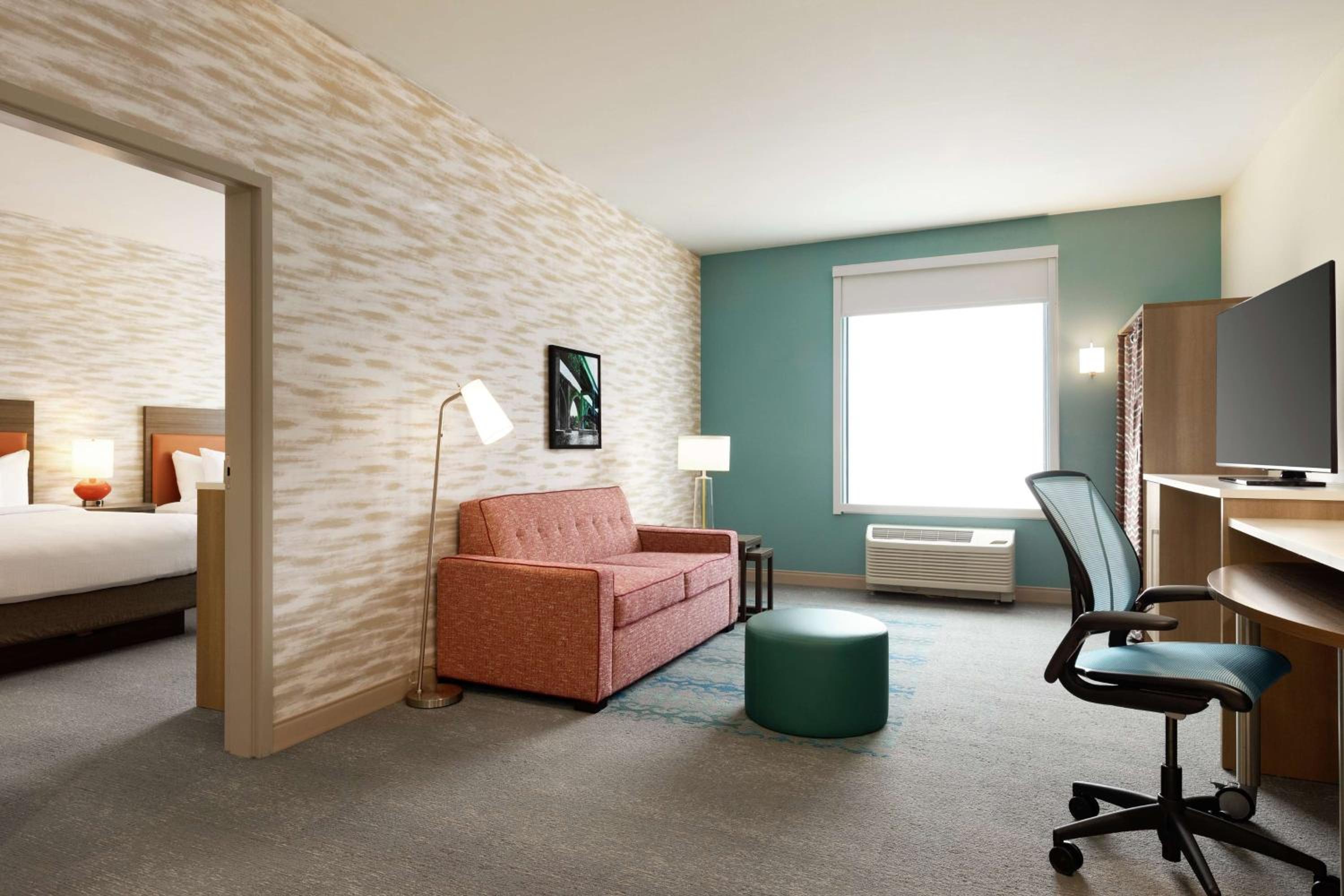 One-Bedroom Queen Suite with Two Queen Beds - Non-Smoking - Photo 4