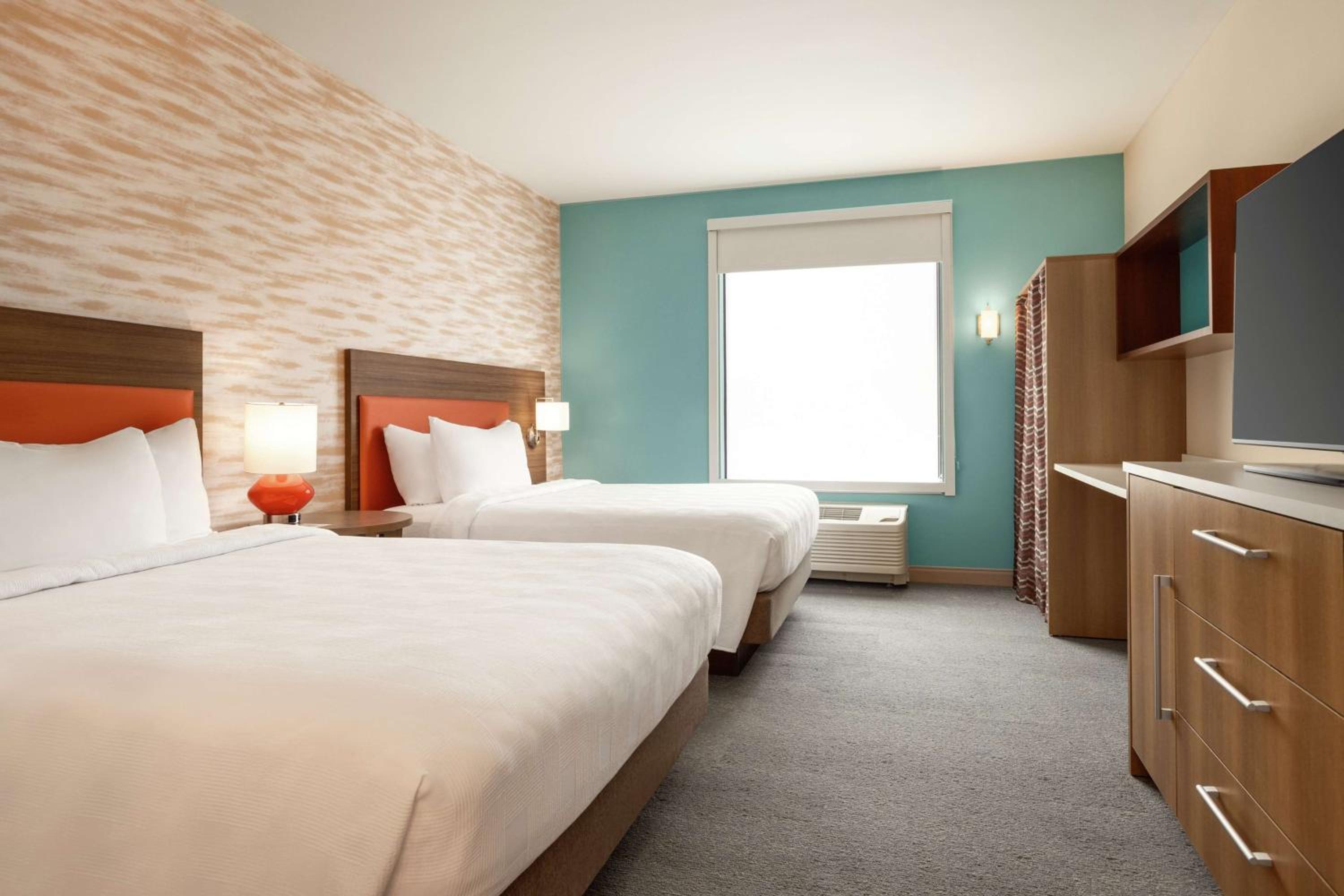 One-Bedroom Queen Suite with Two Queen Beds - Non-Smoking - Photo 2