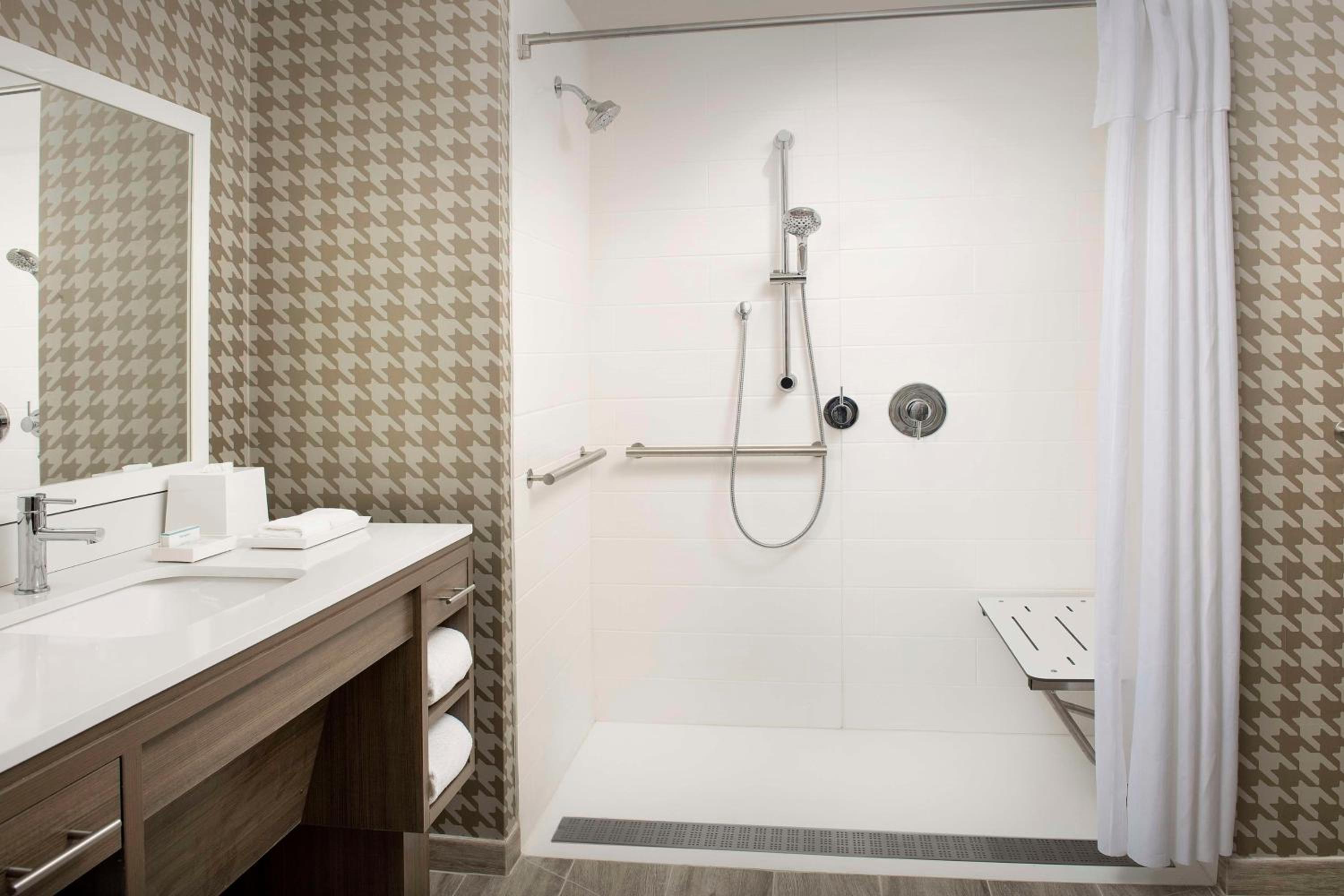 King Studio - Mobility and Hearing Access/Non-Smoking - Photo 6