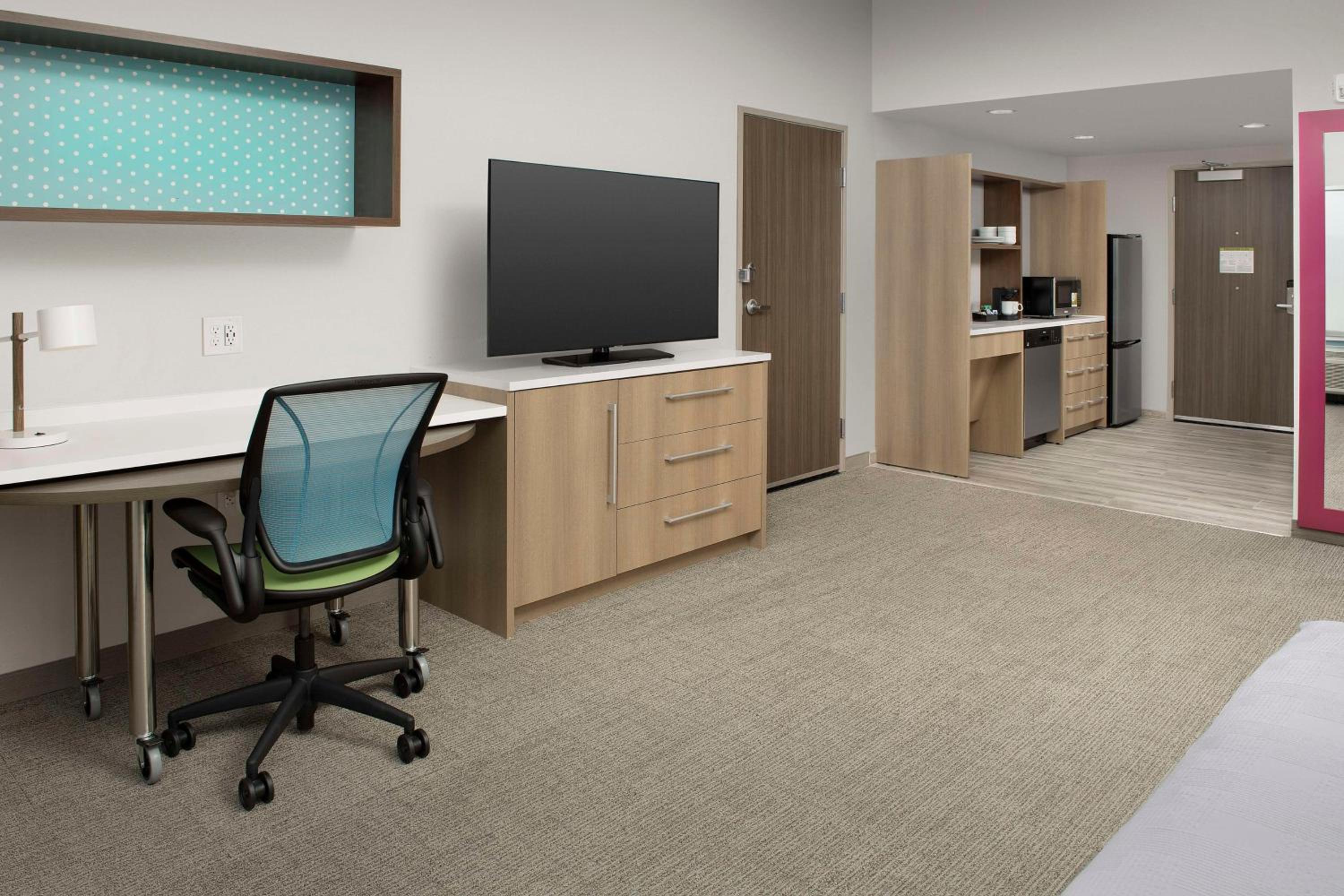 King Studio - Mobility and Hearing Access/Non-Smoking - Photo 3