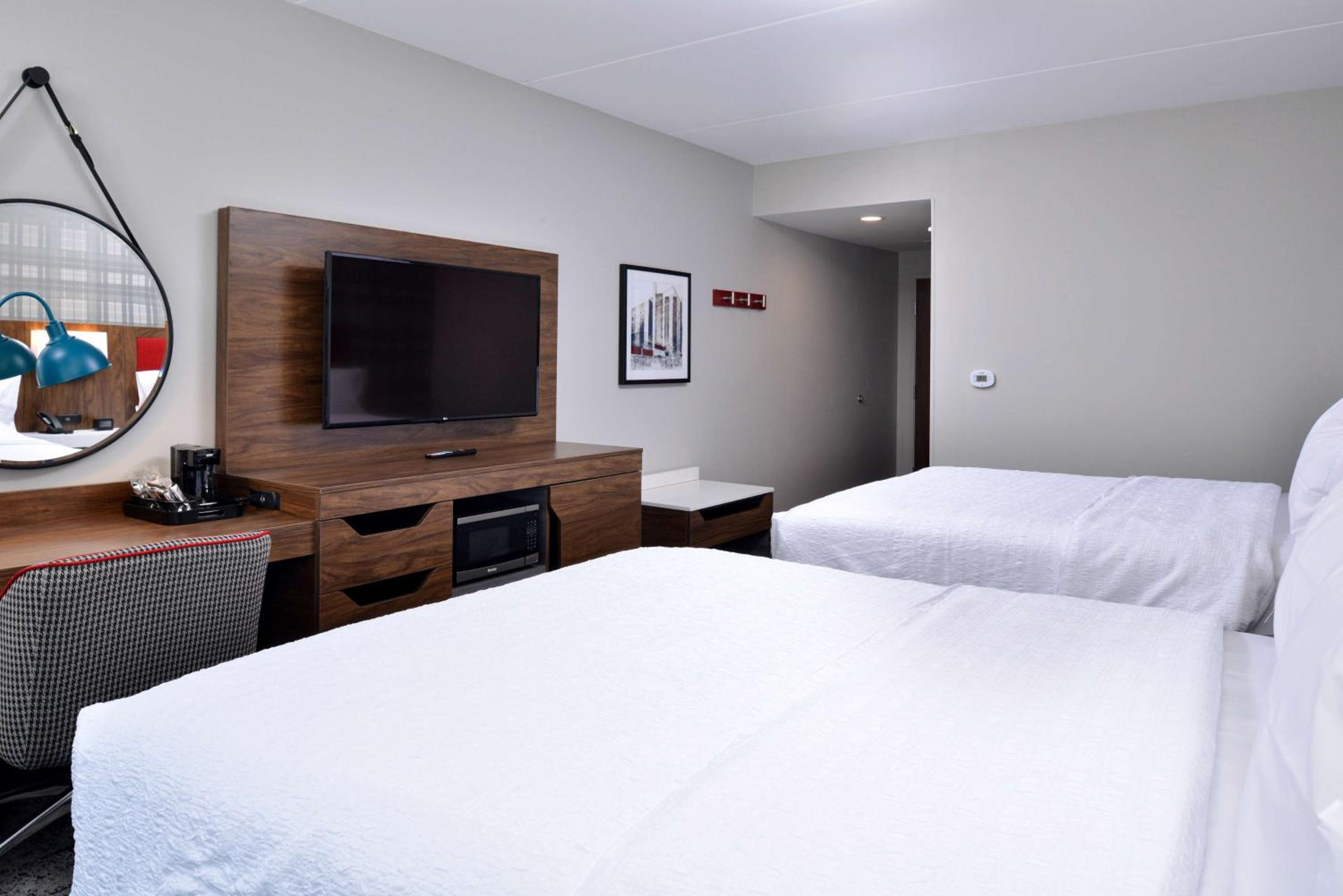 Queen Room with Two Queen Beds - Photo 3