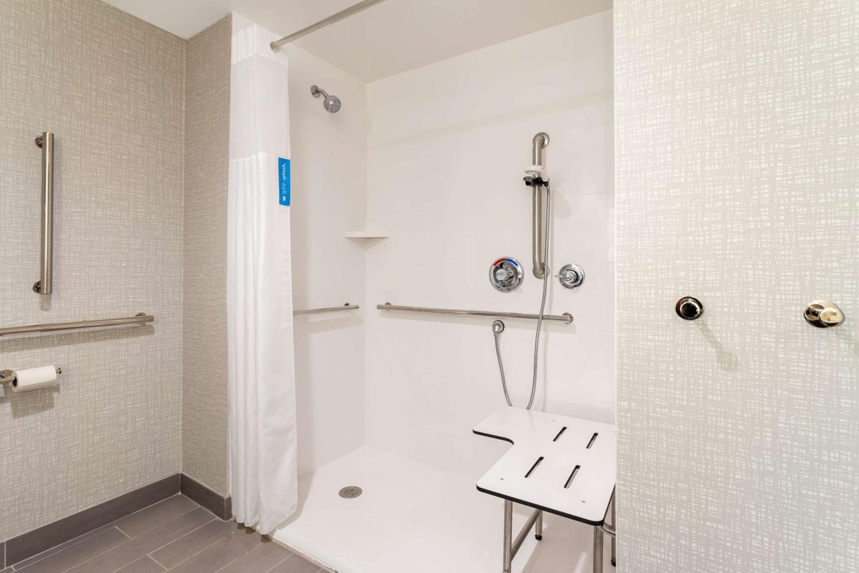King Room with Roll-In Shower - Mobility Access/Non-Smoking photo 2