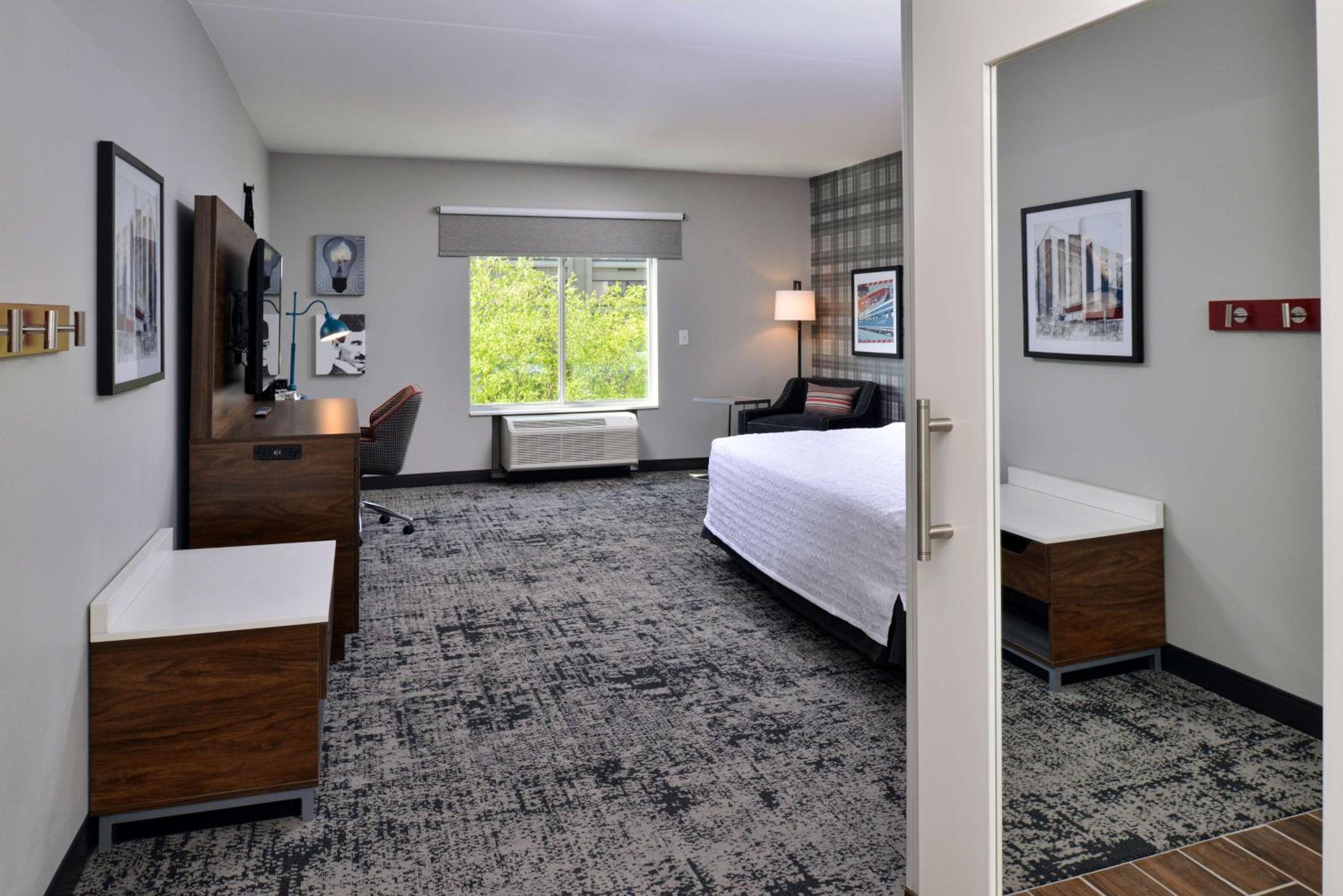 King Room with Roll-In Shower - Mobility and Hearing Access/Non-Smoking - Photo 5