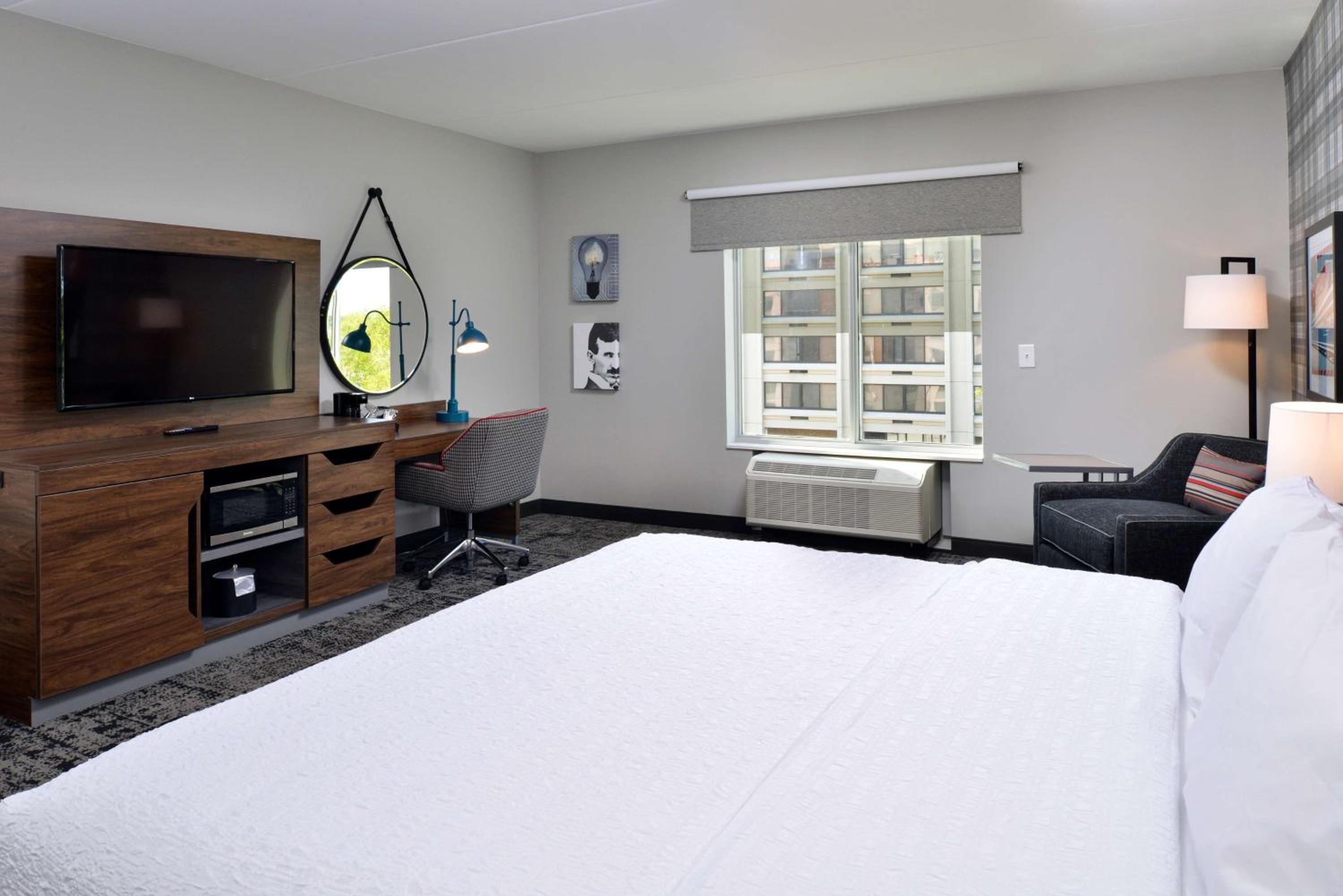 King Room with Roll-In Shower - Mobility and Hearing Access/Non-Smoking - Photo 2