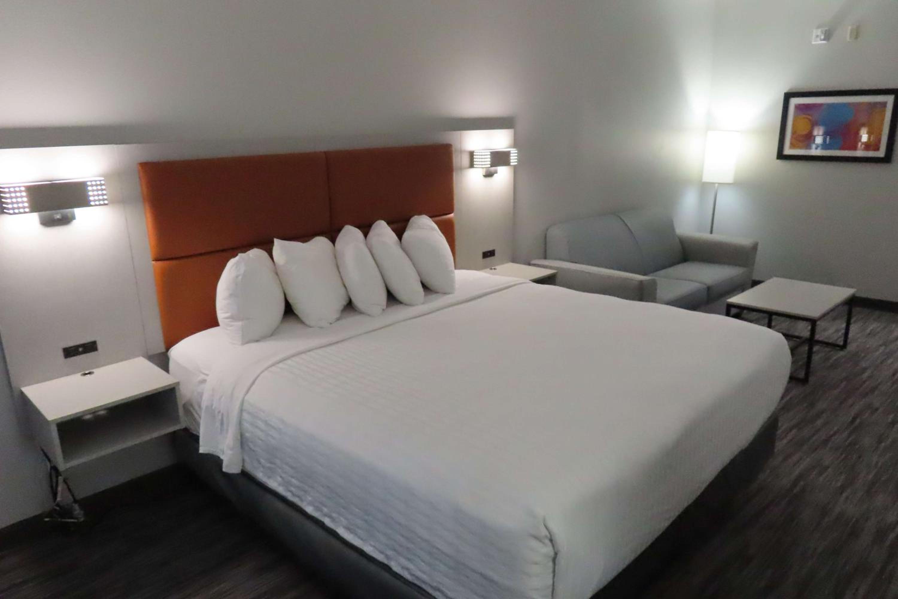 King Room with Sofa Bed - Non-Smoking - Photo 5