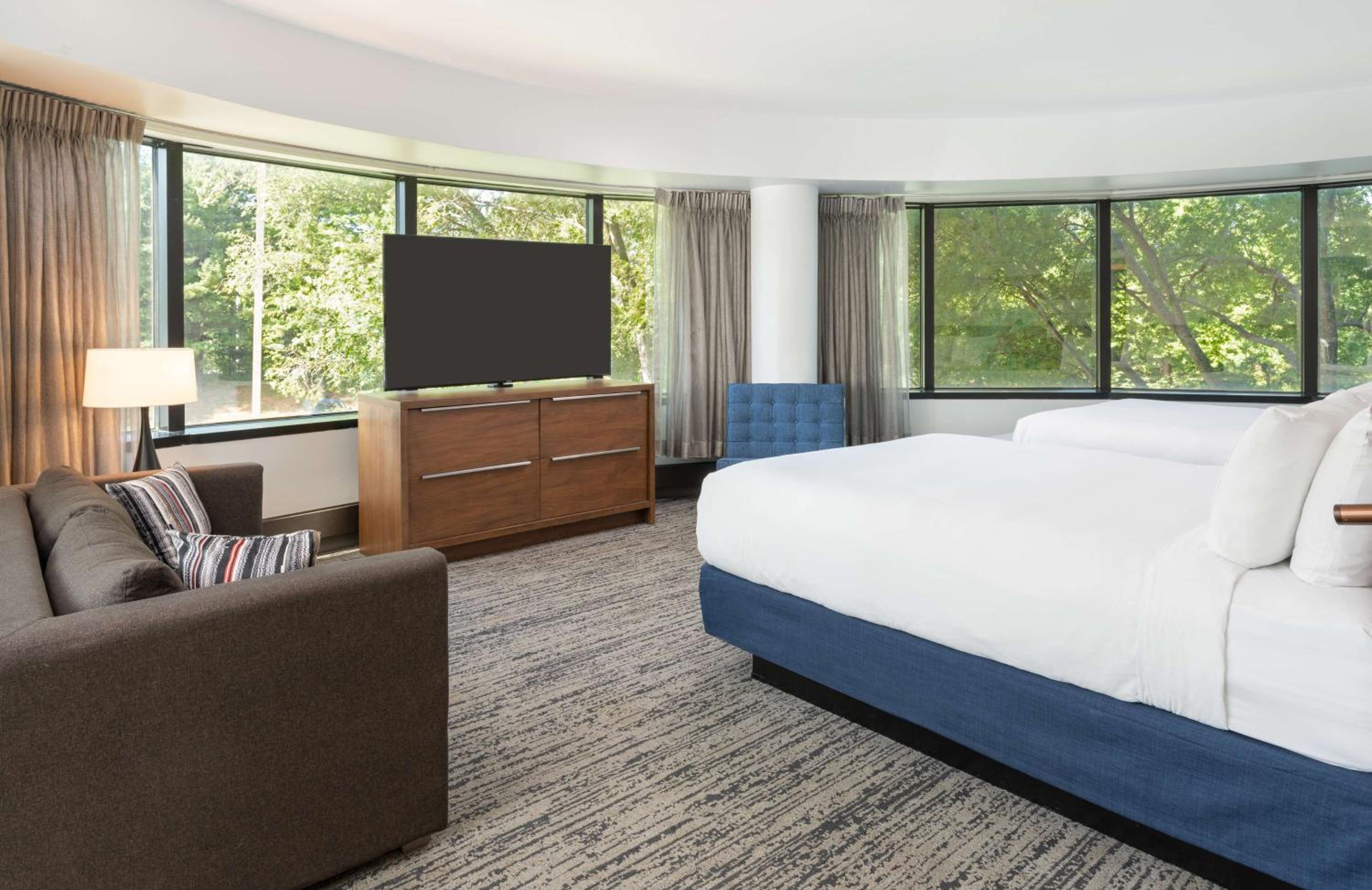 Queen Room with Two Queen Beds and Panoramic View - Photo 1