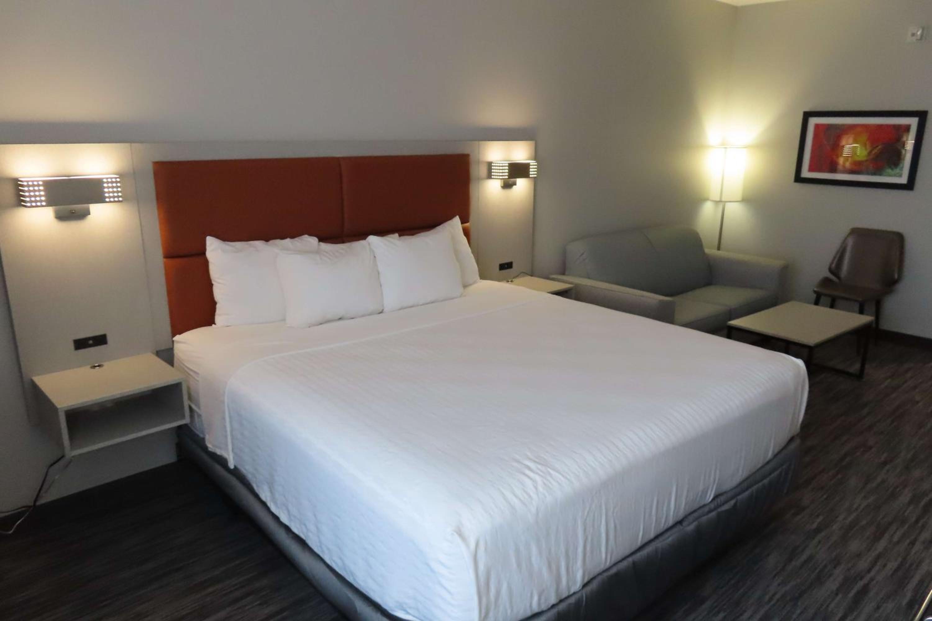 King Room with Sofa Bed - Non-Smoking - Photo 1