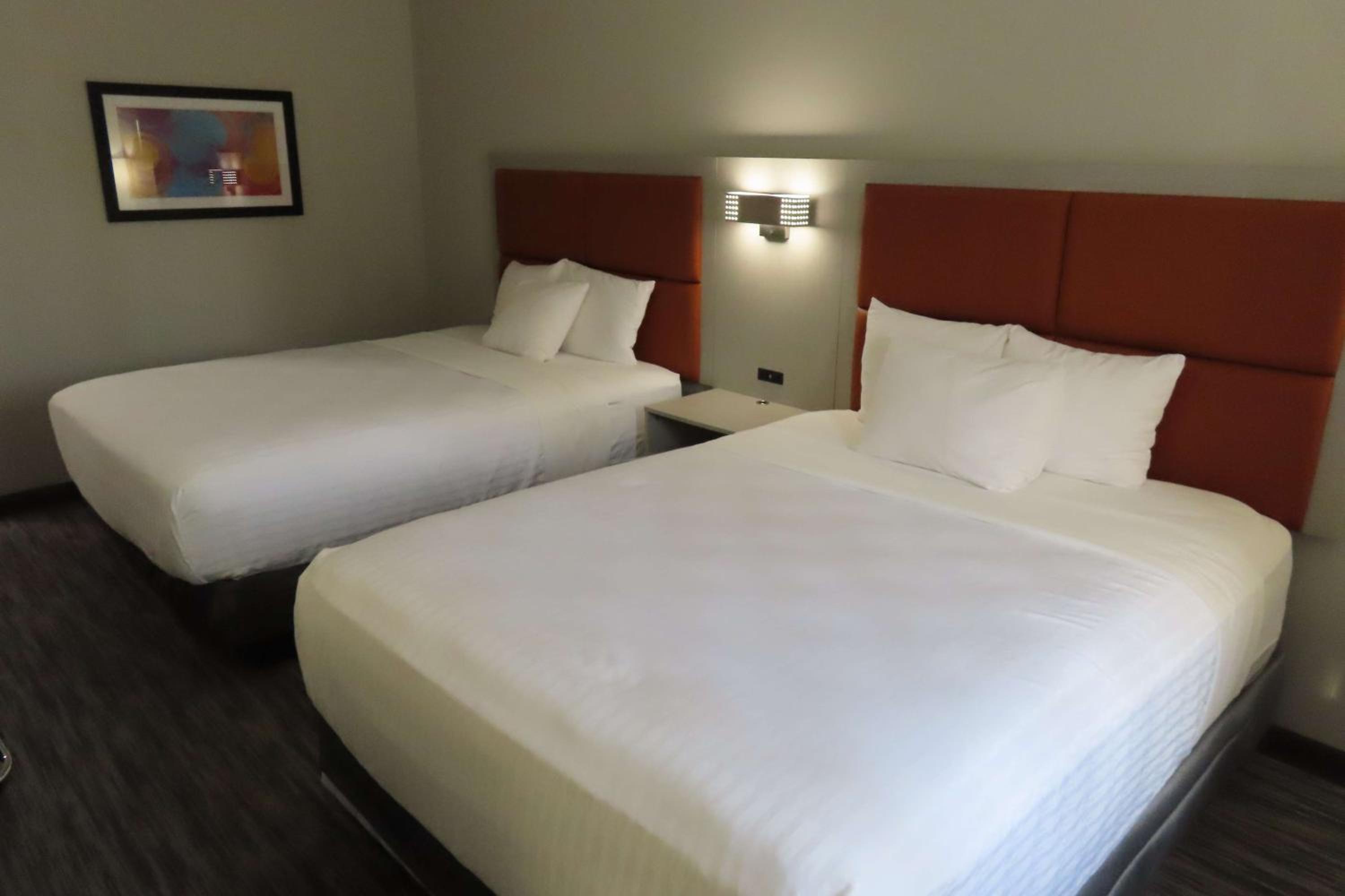 Queen Room with Two Queen Beds - Non-Smoking - Photo 2