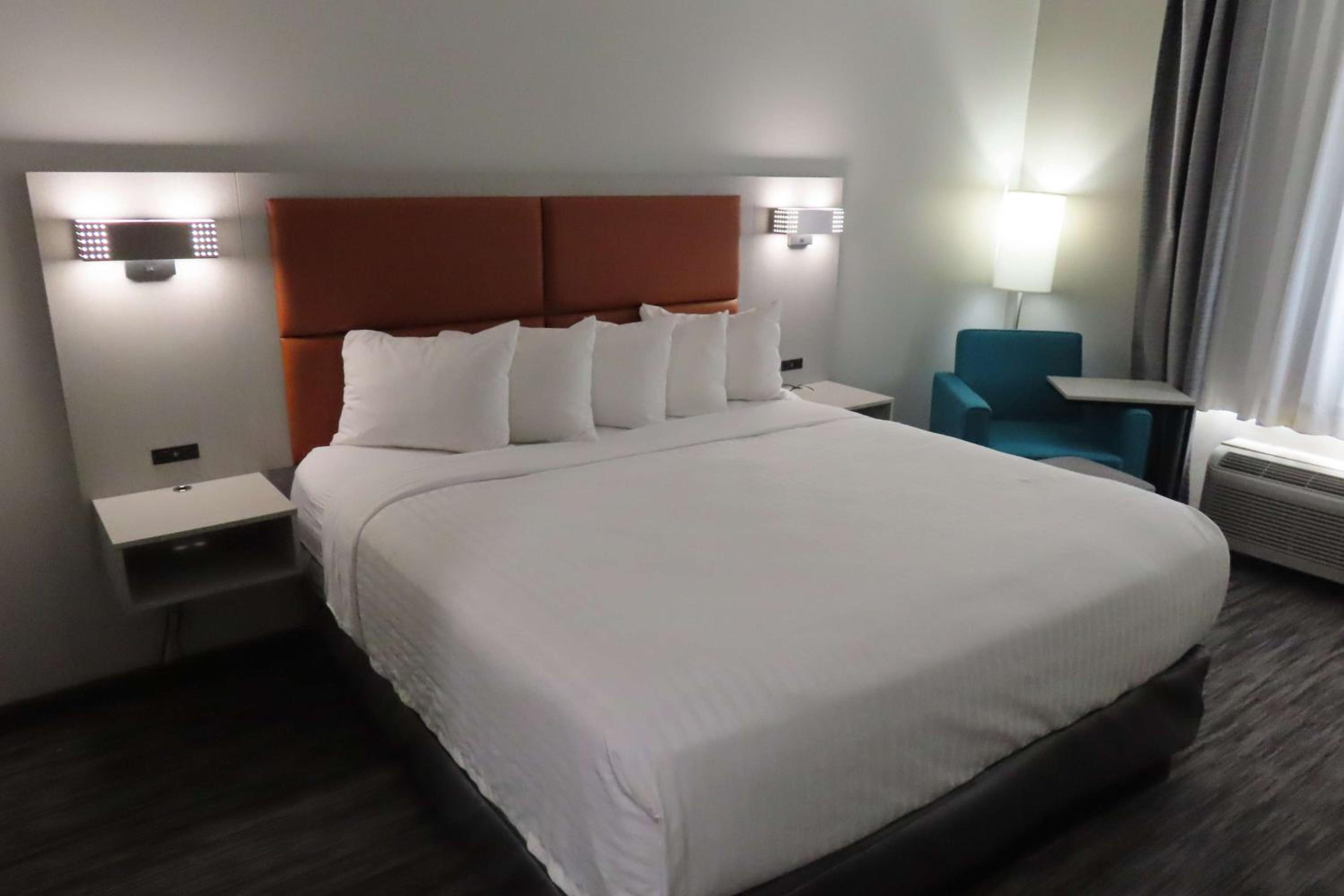 King Room - Non-Smoking - Photo 12