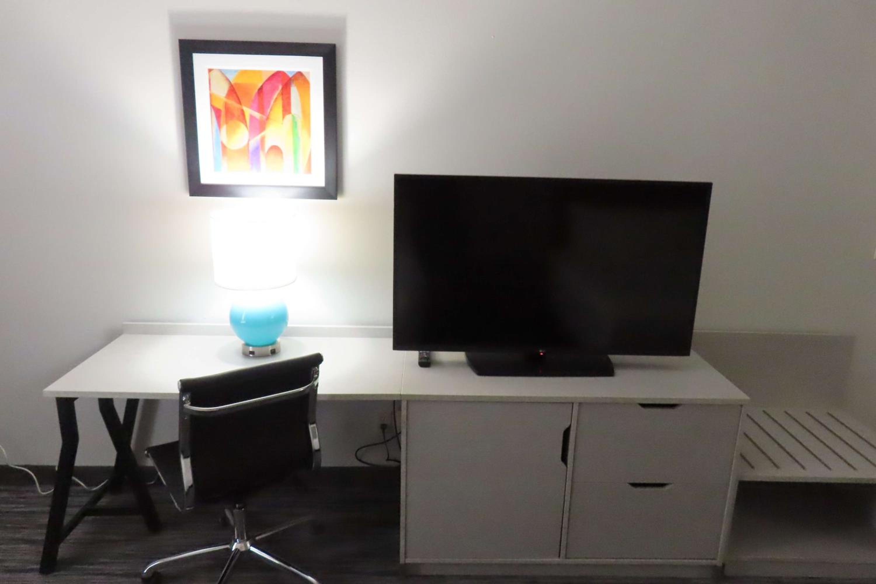 Queen Room with Two Queen Beds - Disability Access - Photo 12
