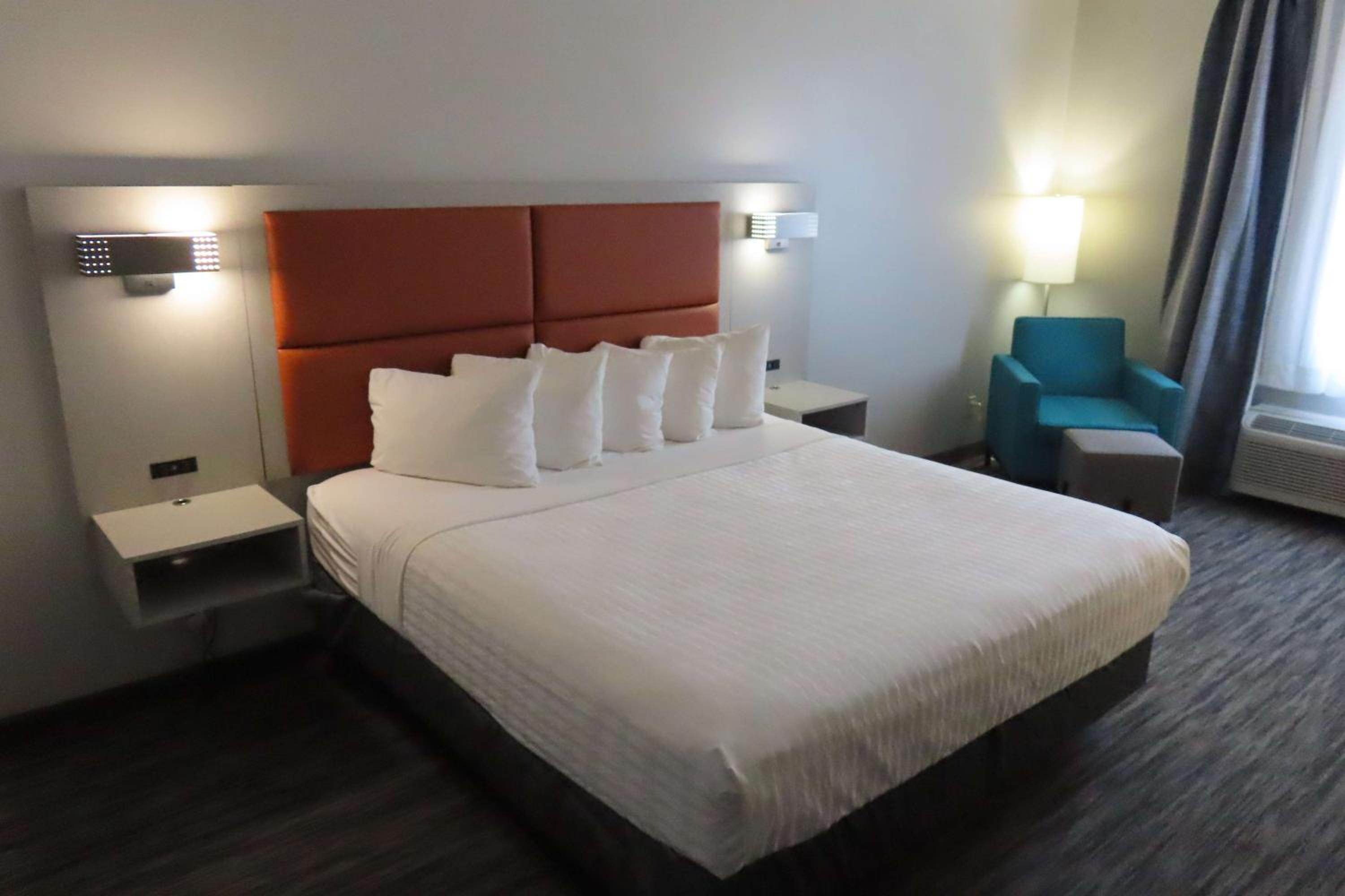 King Room - Non-Smoking - Photo 5