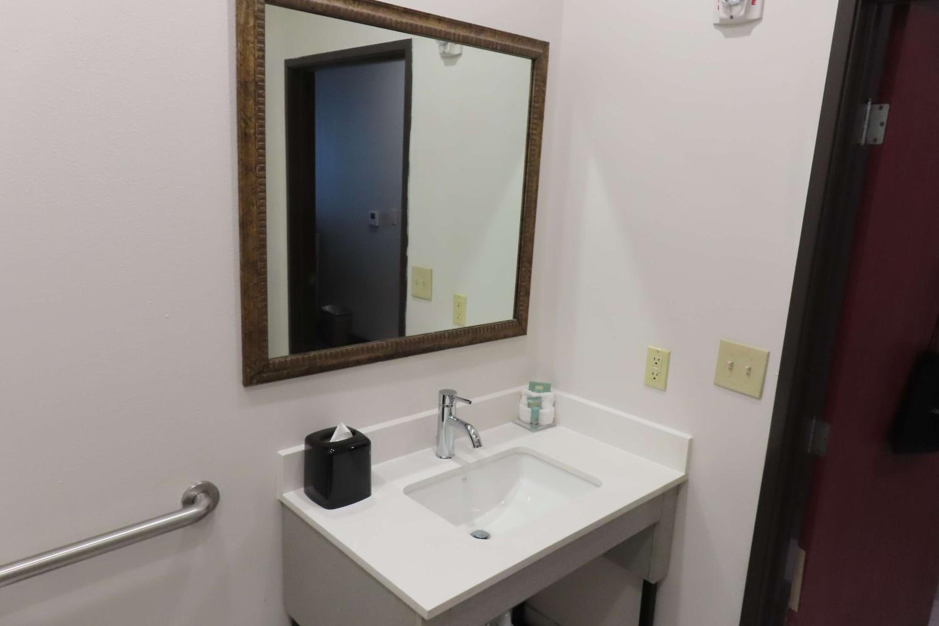 Queen Room with Two Queen Beds - Disability Access - Photo 11