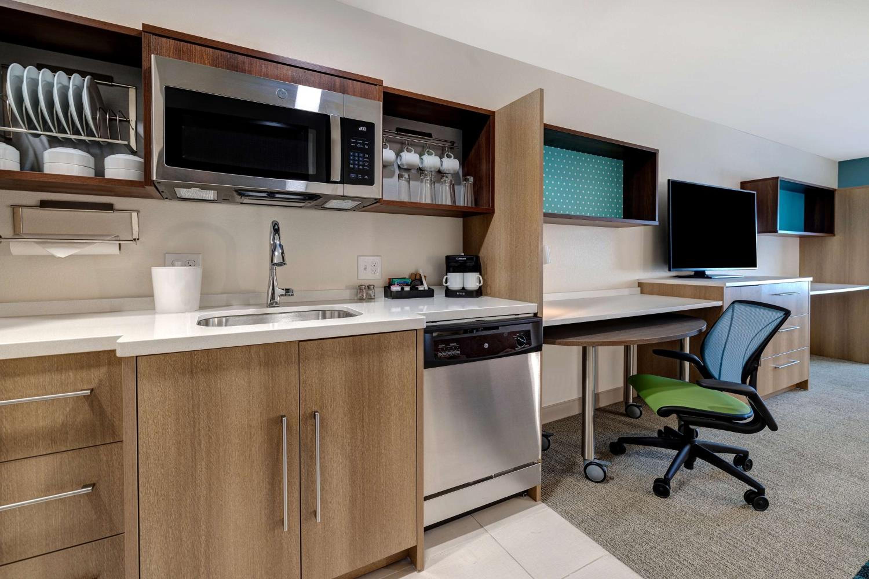 King Studio Suite - Non-Smoking - Photo 3