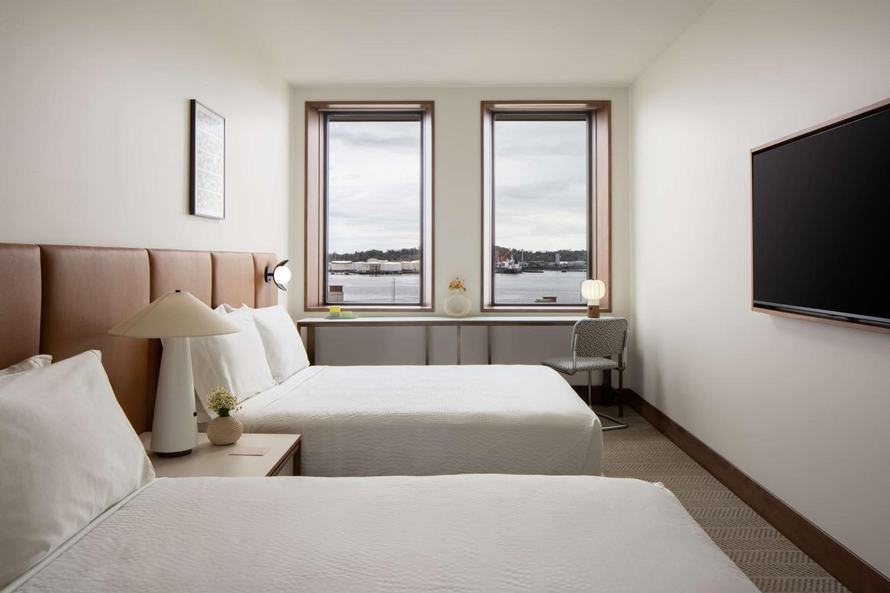 Standard Queen Room with Two Queen Beds - Photo 5