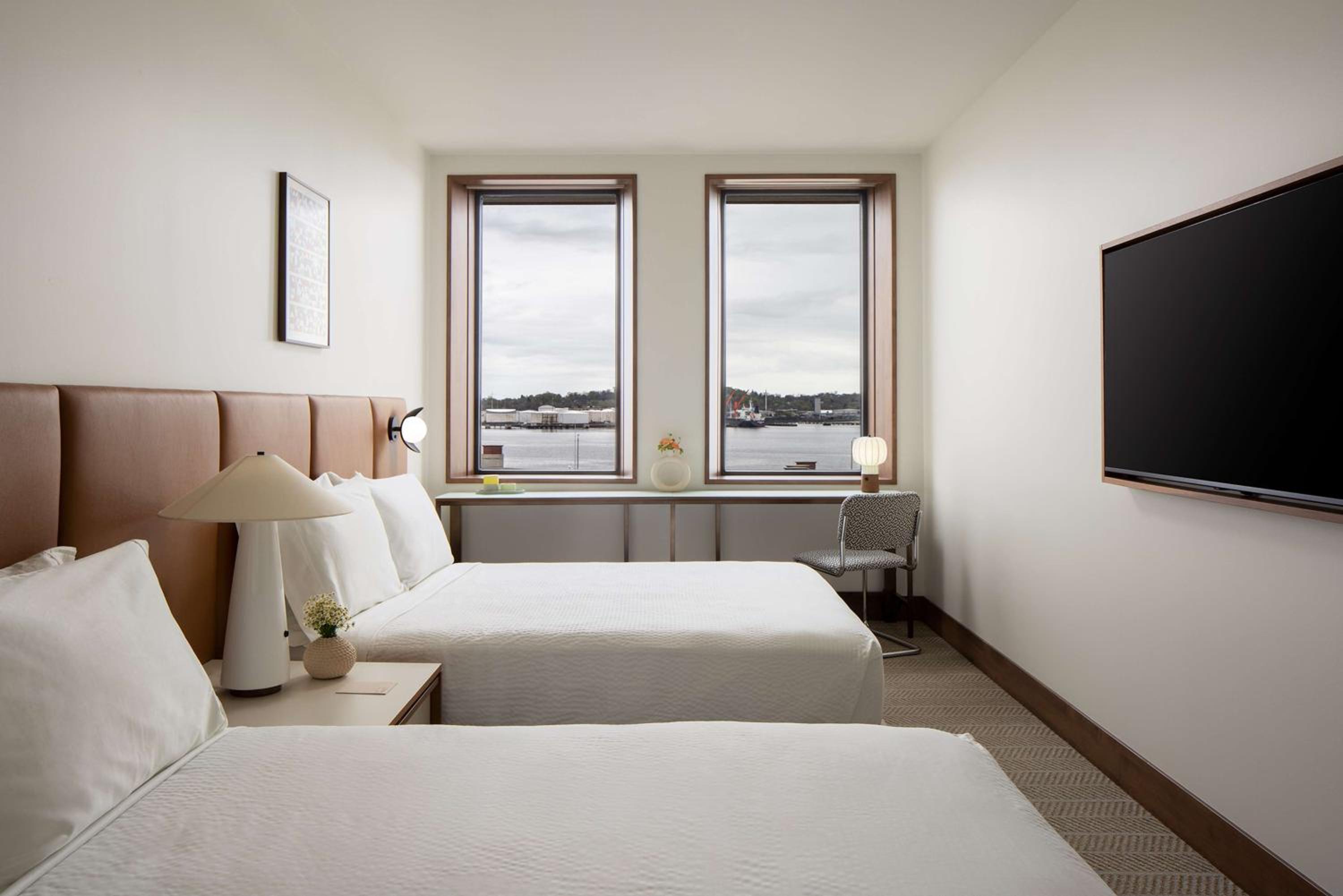 Standard Queen Room with Two Queen Beds - Photo 6