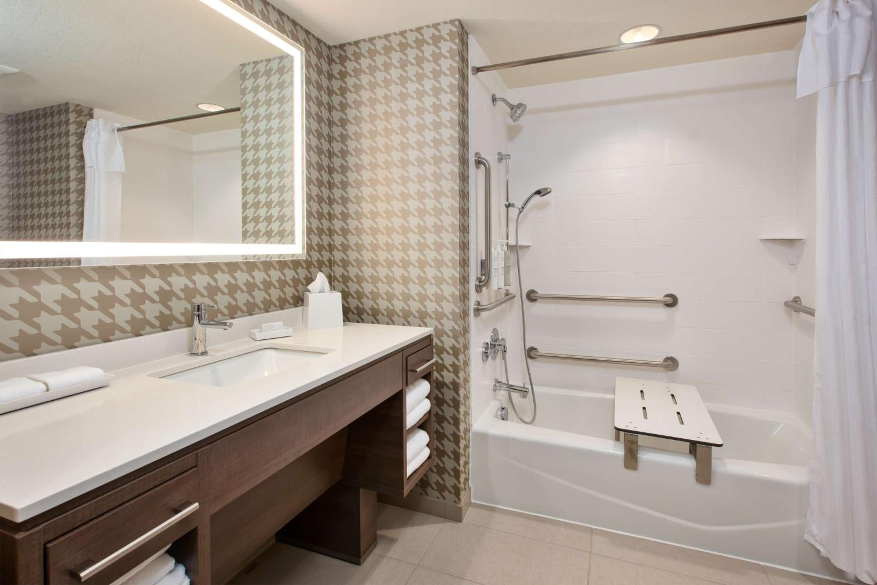 Studio Suite with Two Queen Beds - Photo 2