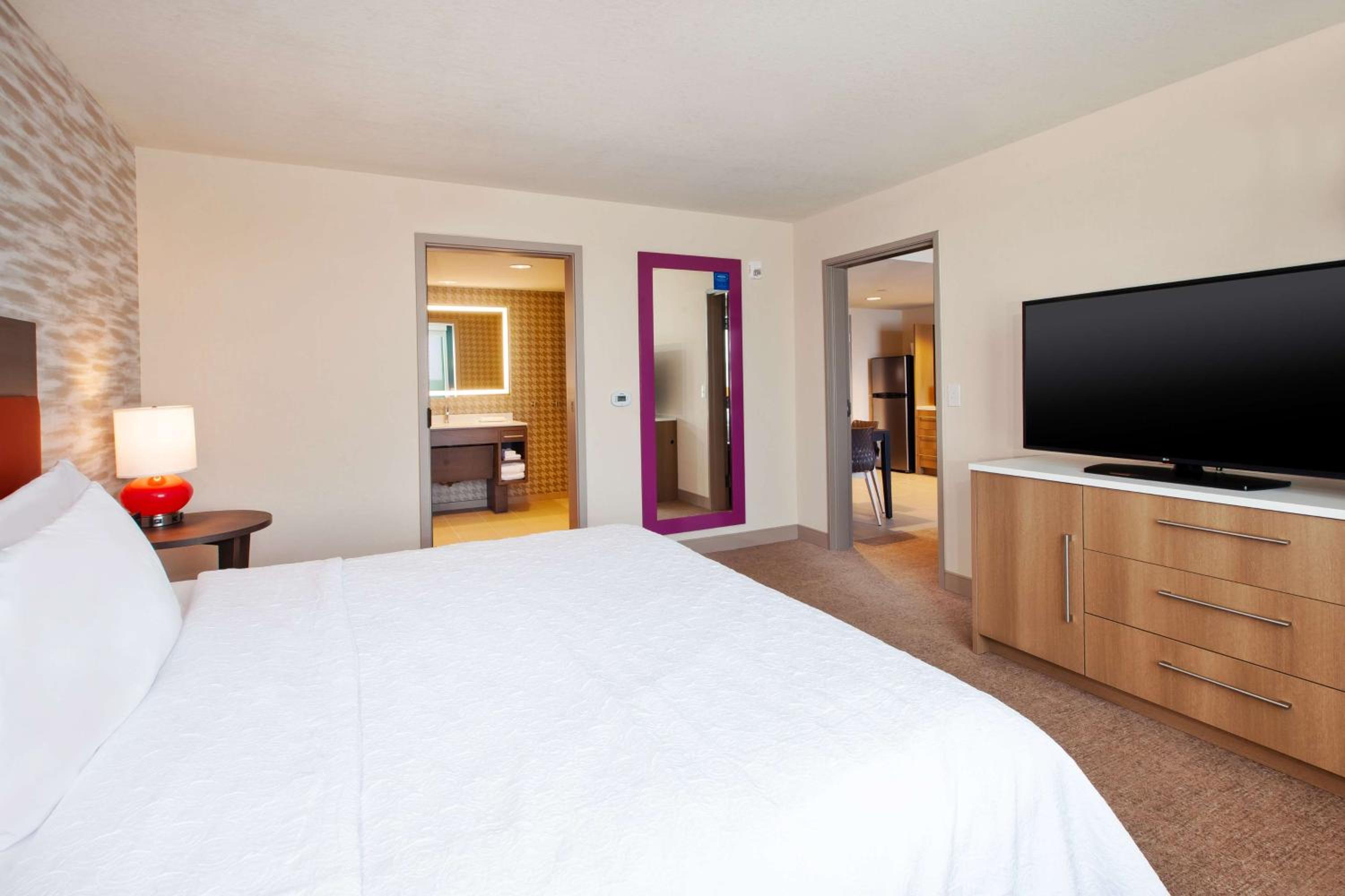 King Suite with Bath Tub - Mobility/Hearing Accessible - Photo 3