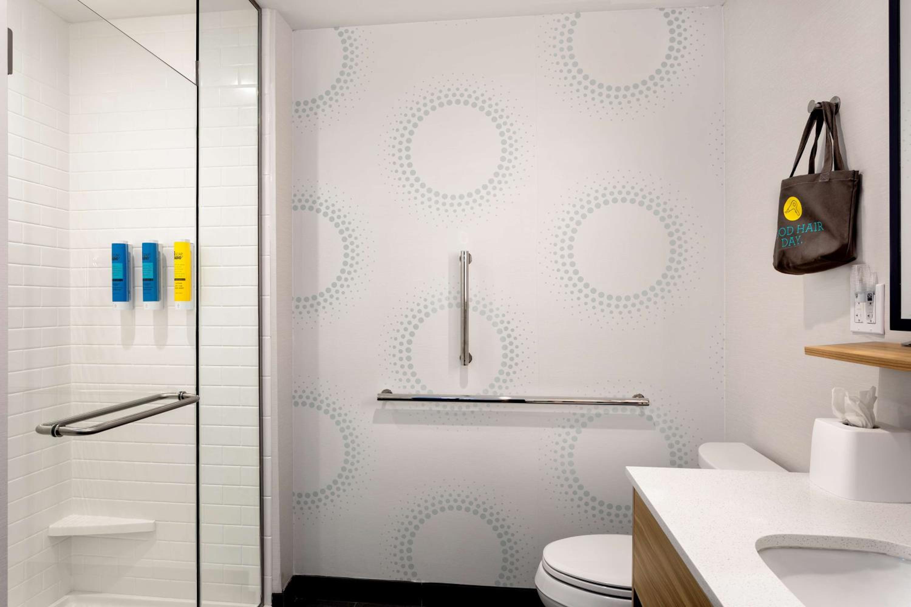 King Room with Walk-In Shower - Photo 3