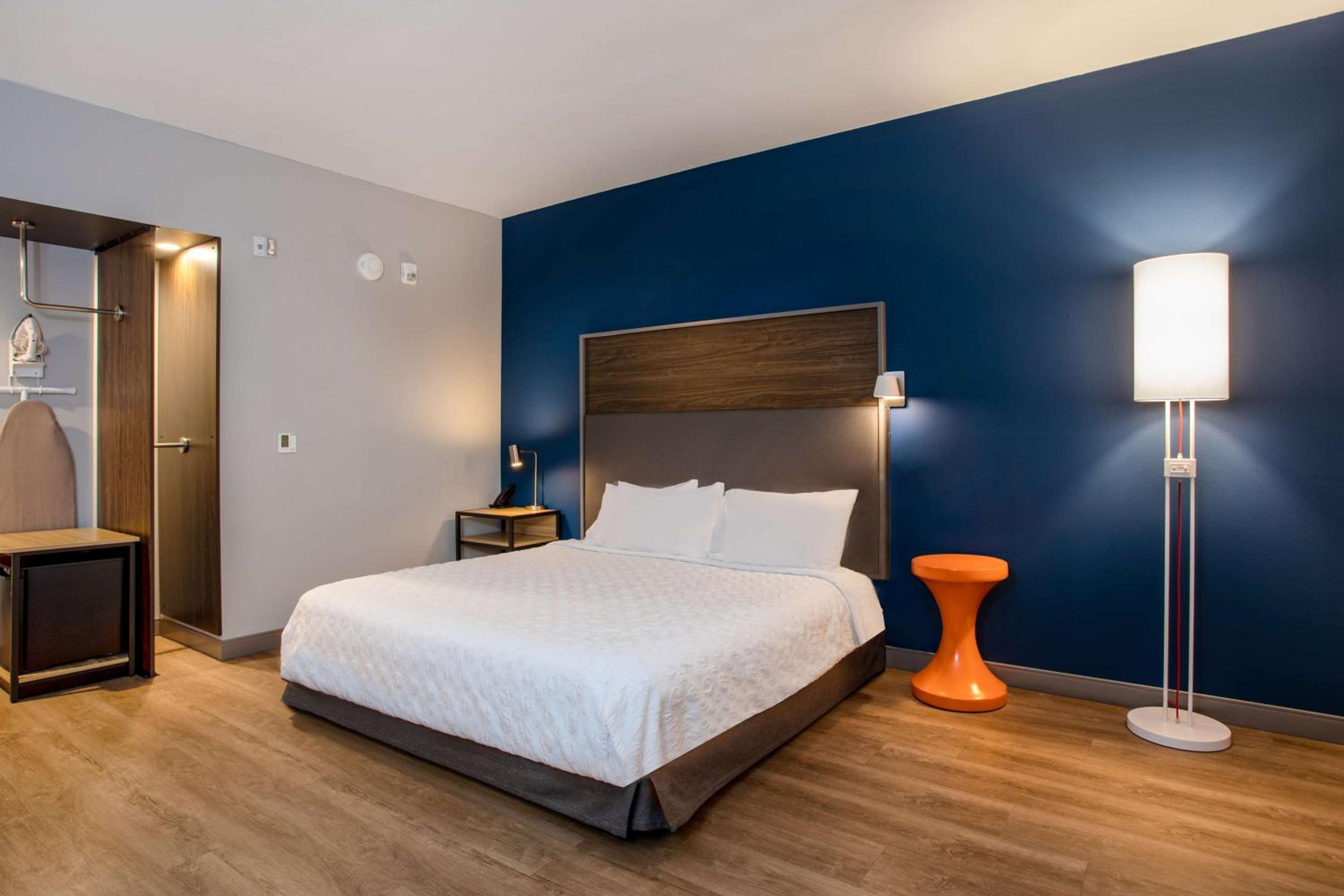 King Room with Bath Tub - Mobility/Hearing Accessible  - Photo 4