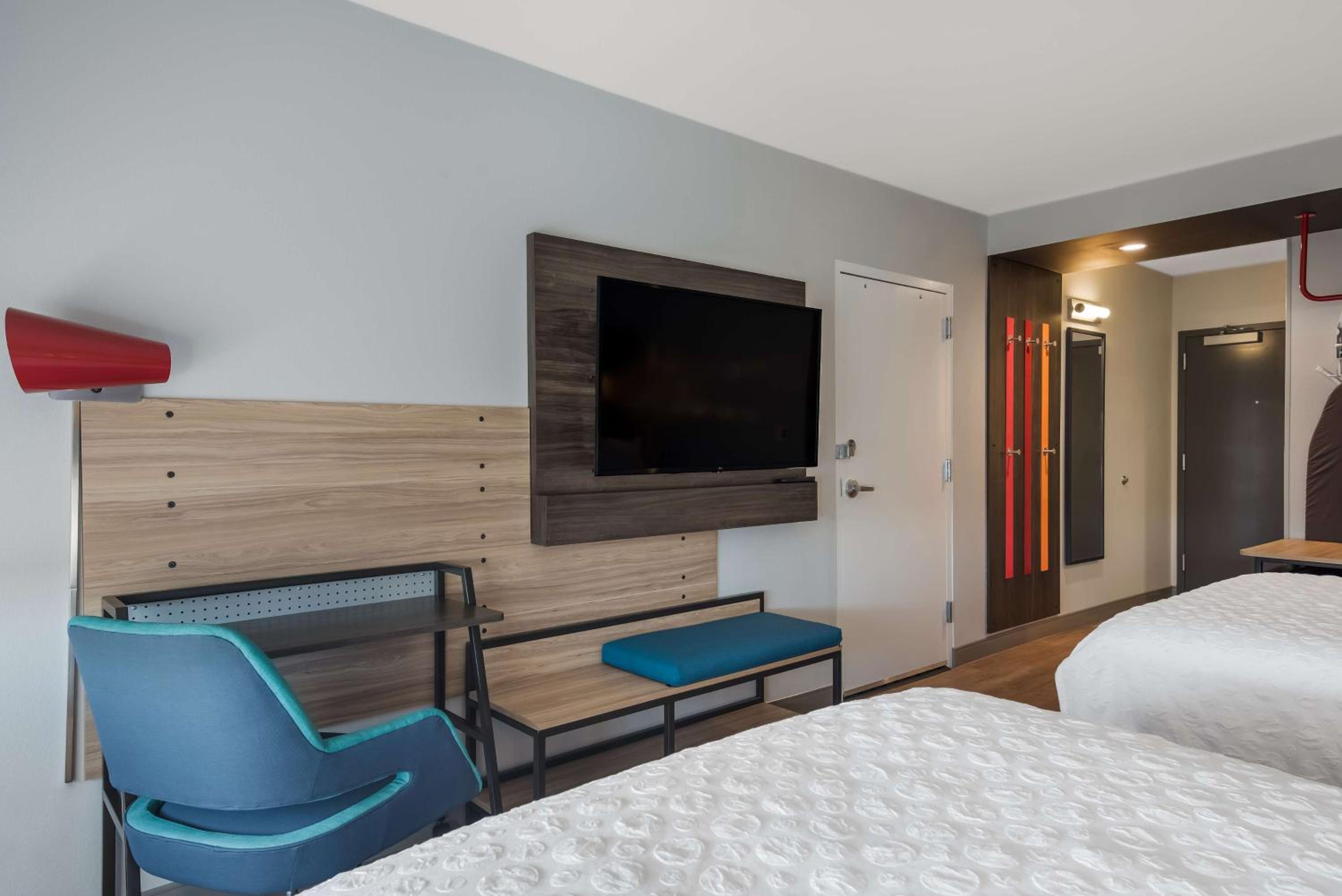 Queen Room with Two Queen Beds and Walk-In Shower - Photo 4
