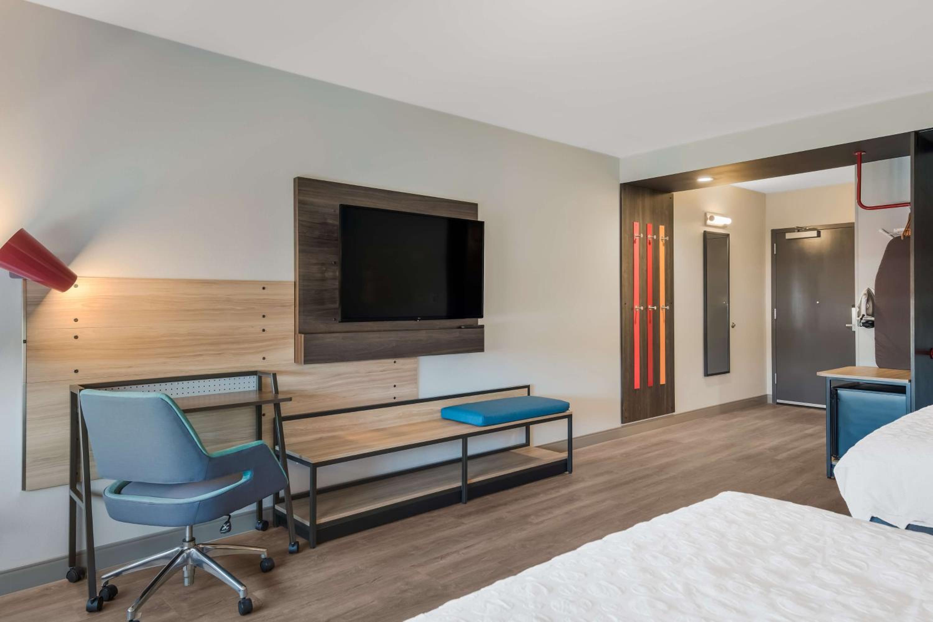 Queen Room with Two Queen Beds - Mobility Access - Photo 5