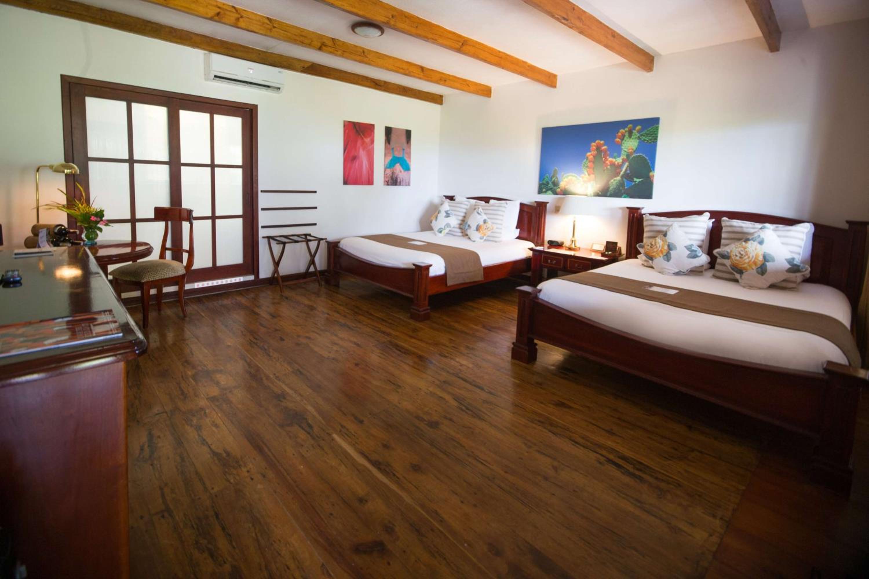Queen Room with Two Queen Beds photo 1