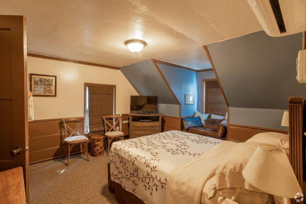 Standard Queen Room