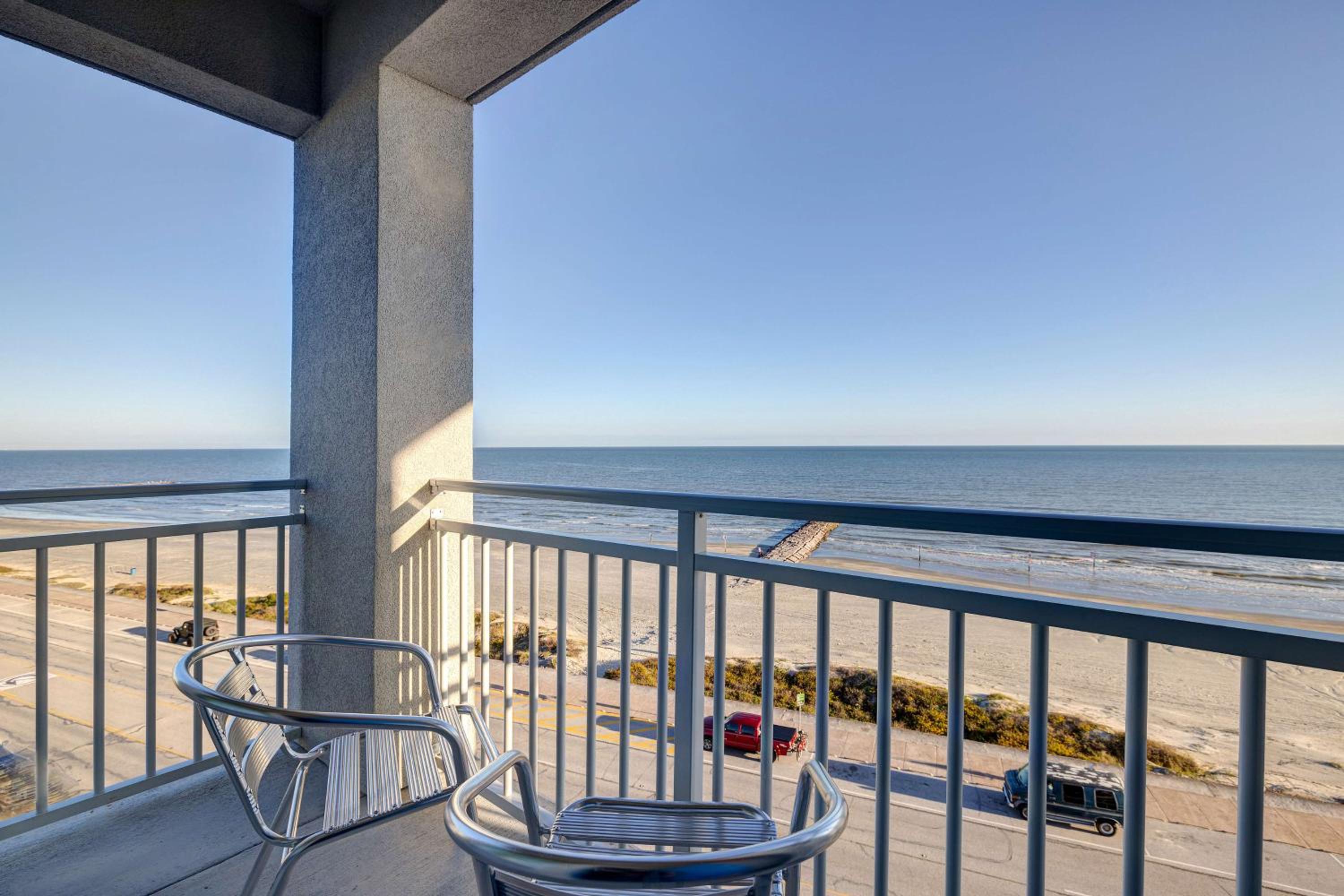 King Room with Balcony and Ocean View - Photo 4