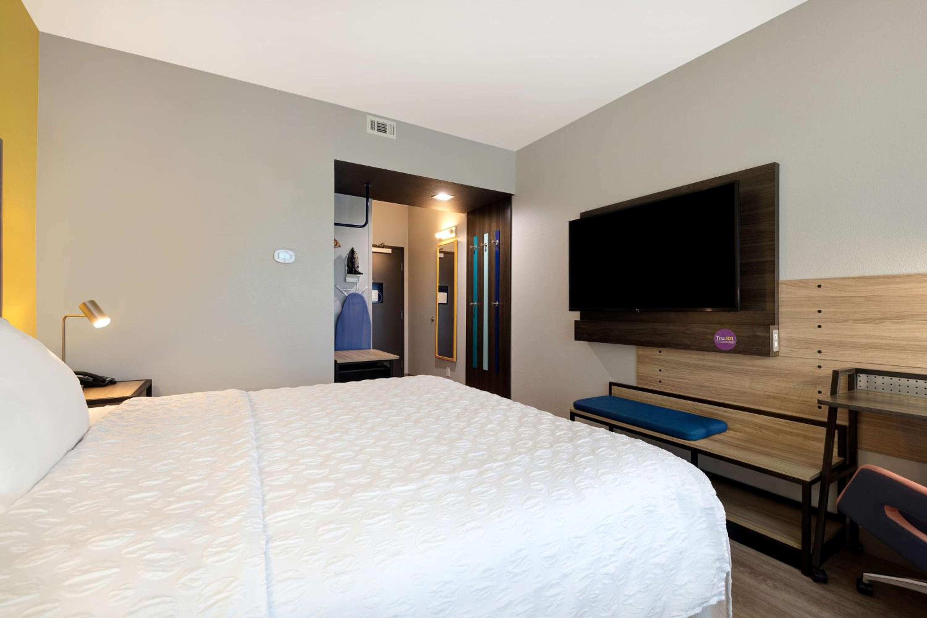 King Room with Walk-In Shower - Photo 2