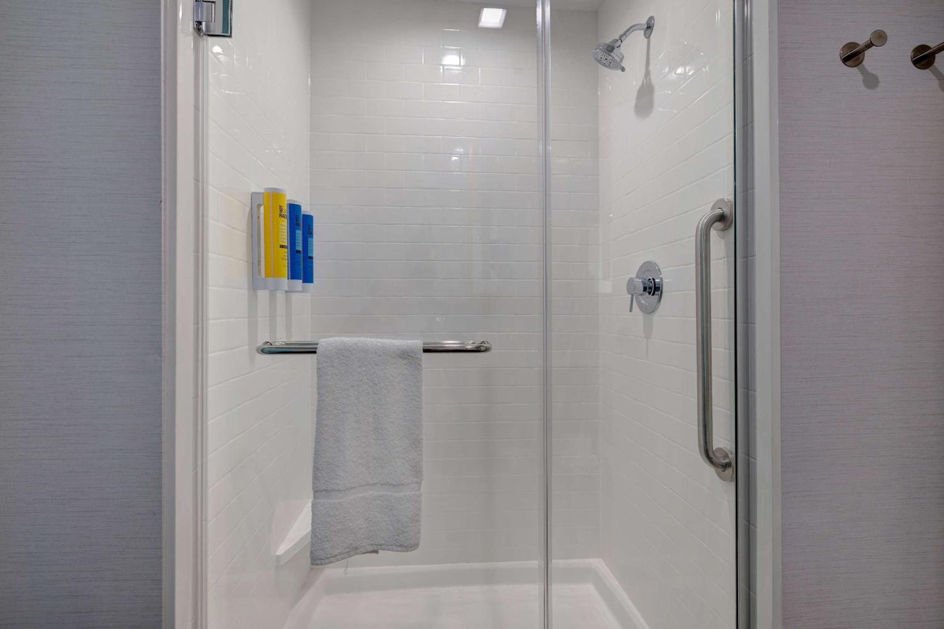 King Room with Walk-In Shower - Photo 4