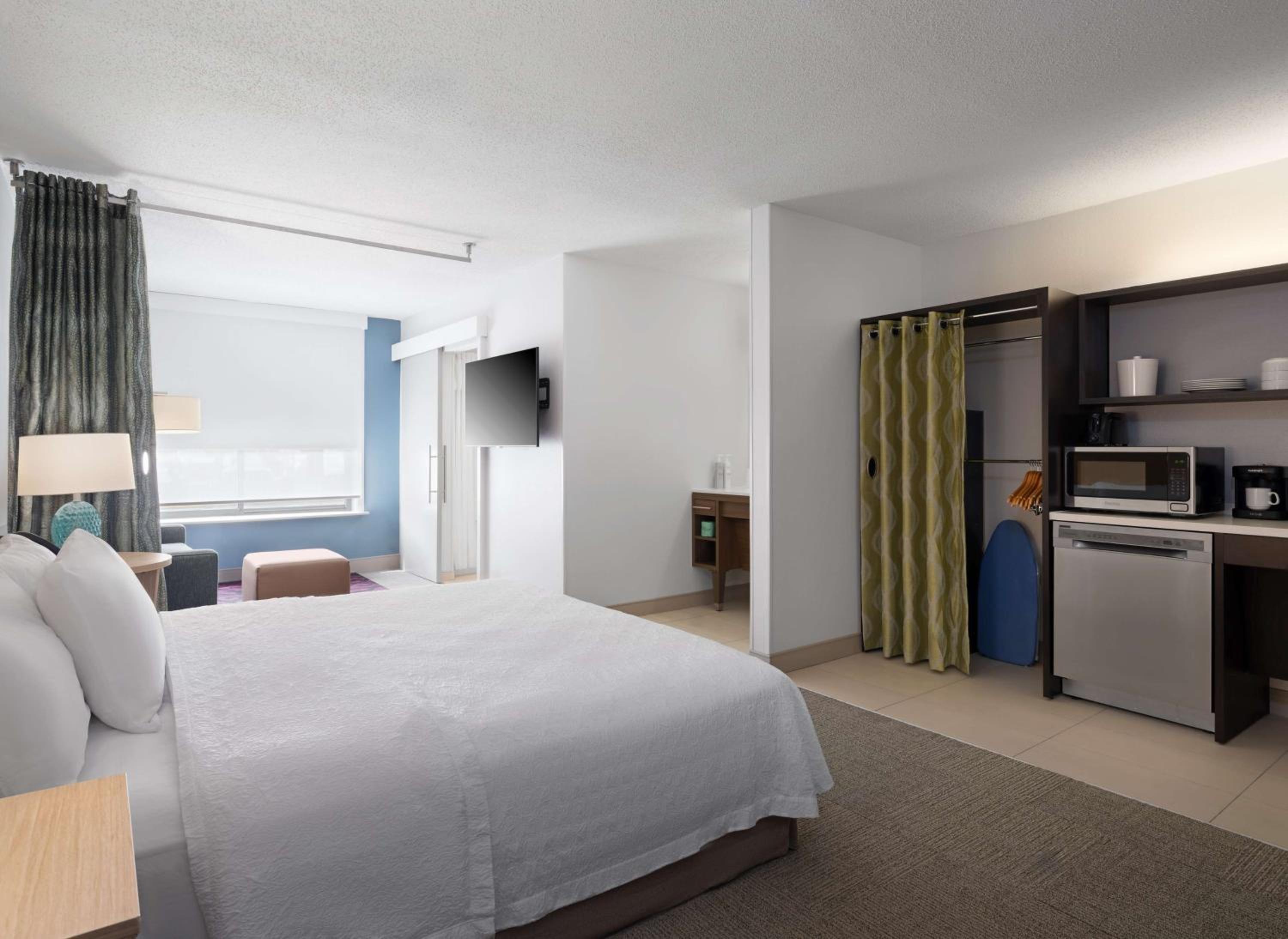 King Studio Suite with Tub - Mobility/Hearing Accessible - Photo 9
