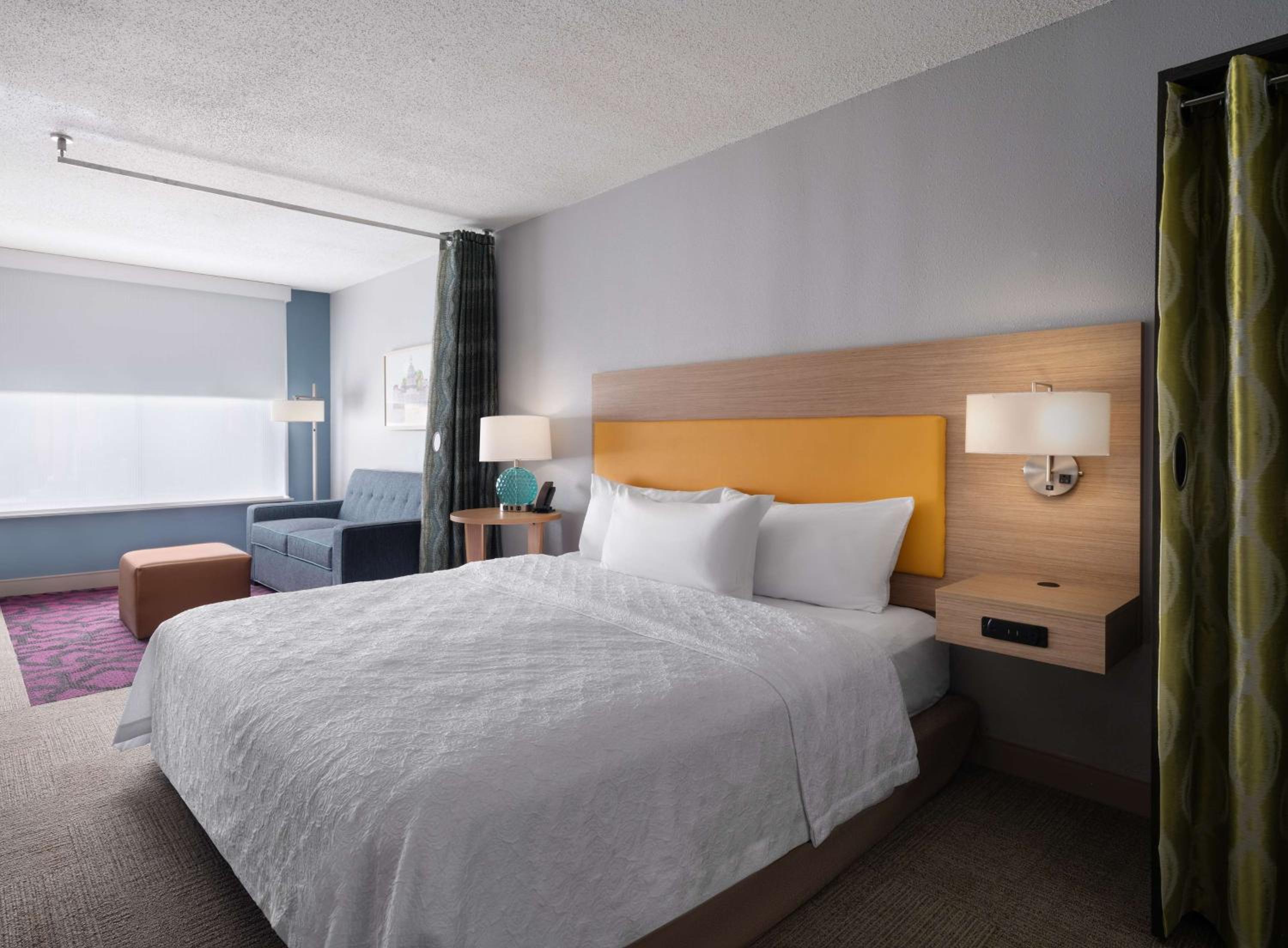 King Studio Suite with Tub - Mobility/Hearing Accessible - Photo 7