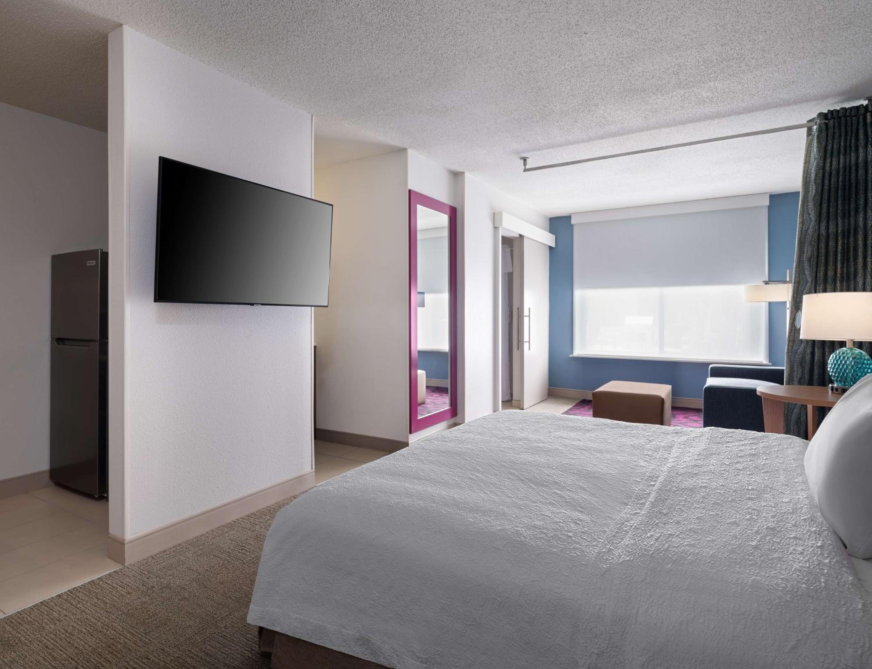 King Studio Suite with Tub - Mobility/Hearing Accessible - Photo 6