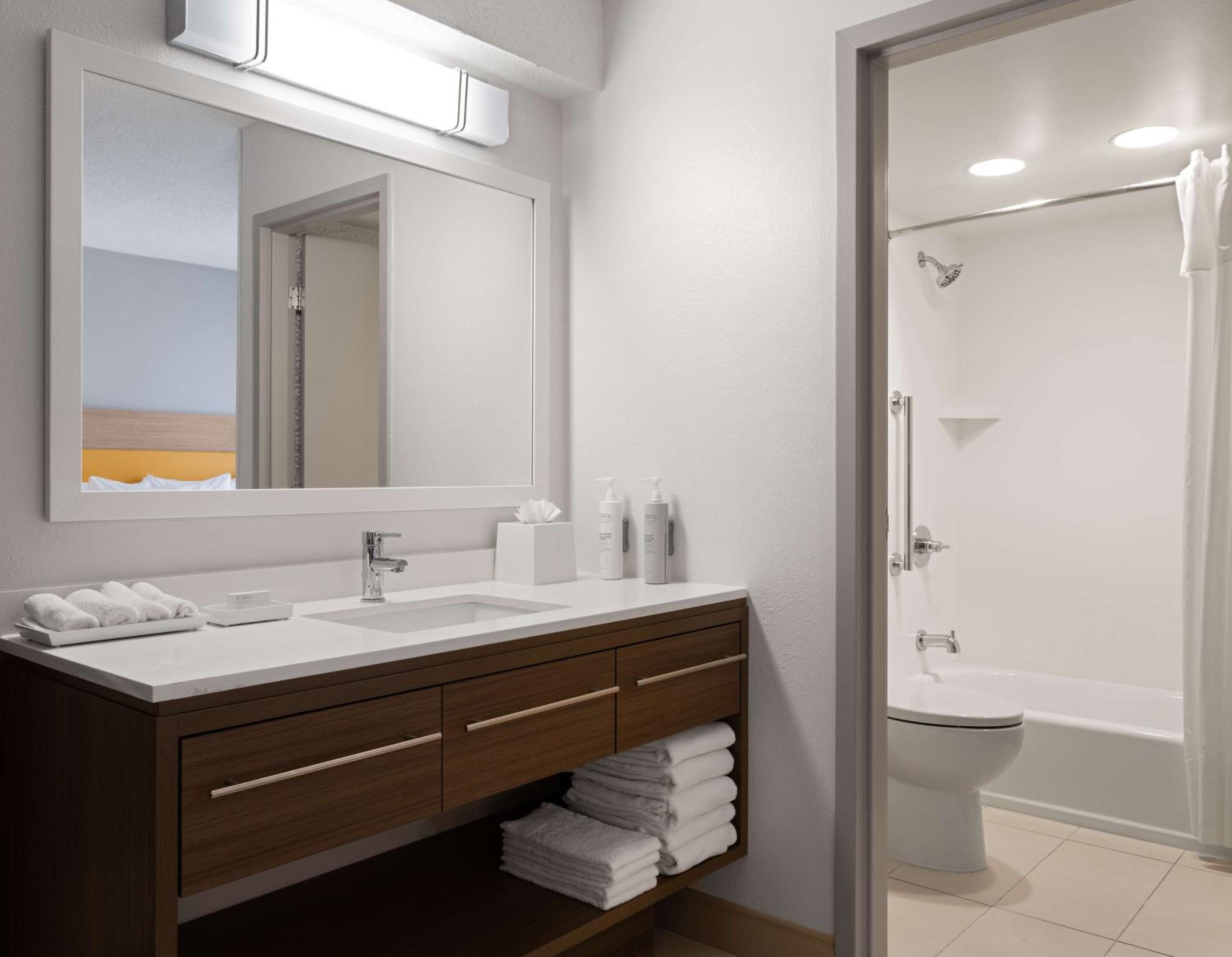 Studio Suite with Two Queen Beds - Photo 3