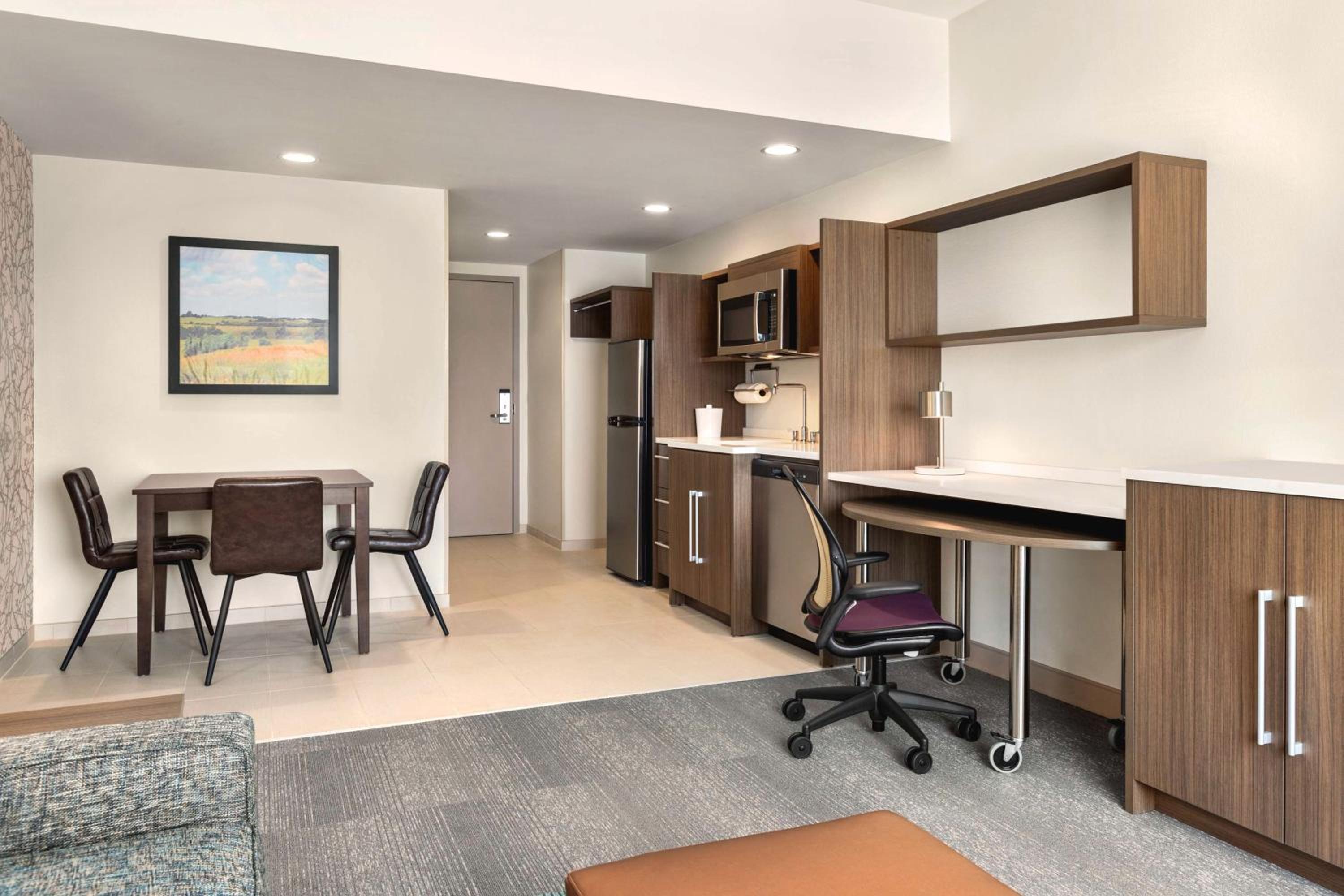 One-Bedroom King Suite - Photo 4