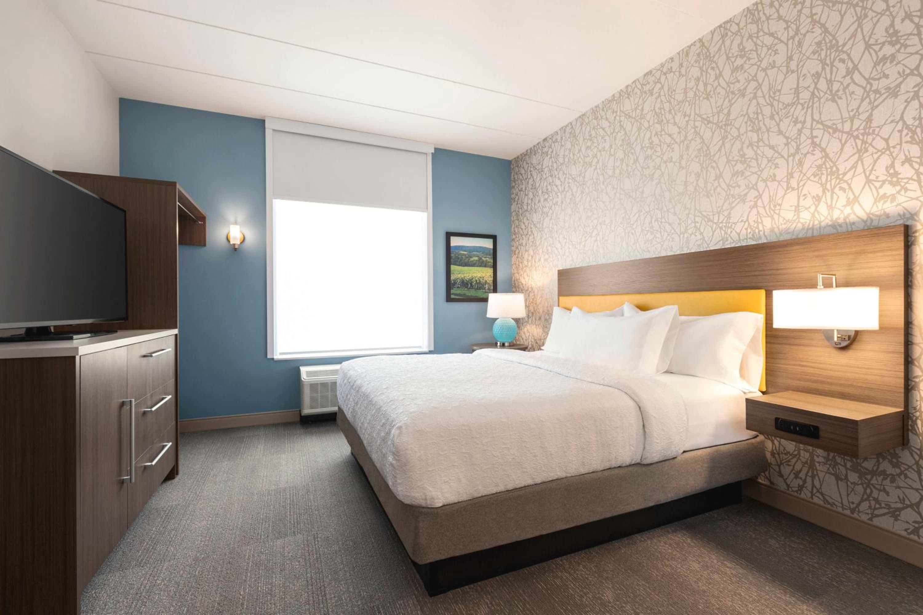 One-Bedroom King Suite - Photo 2