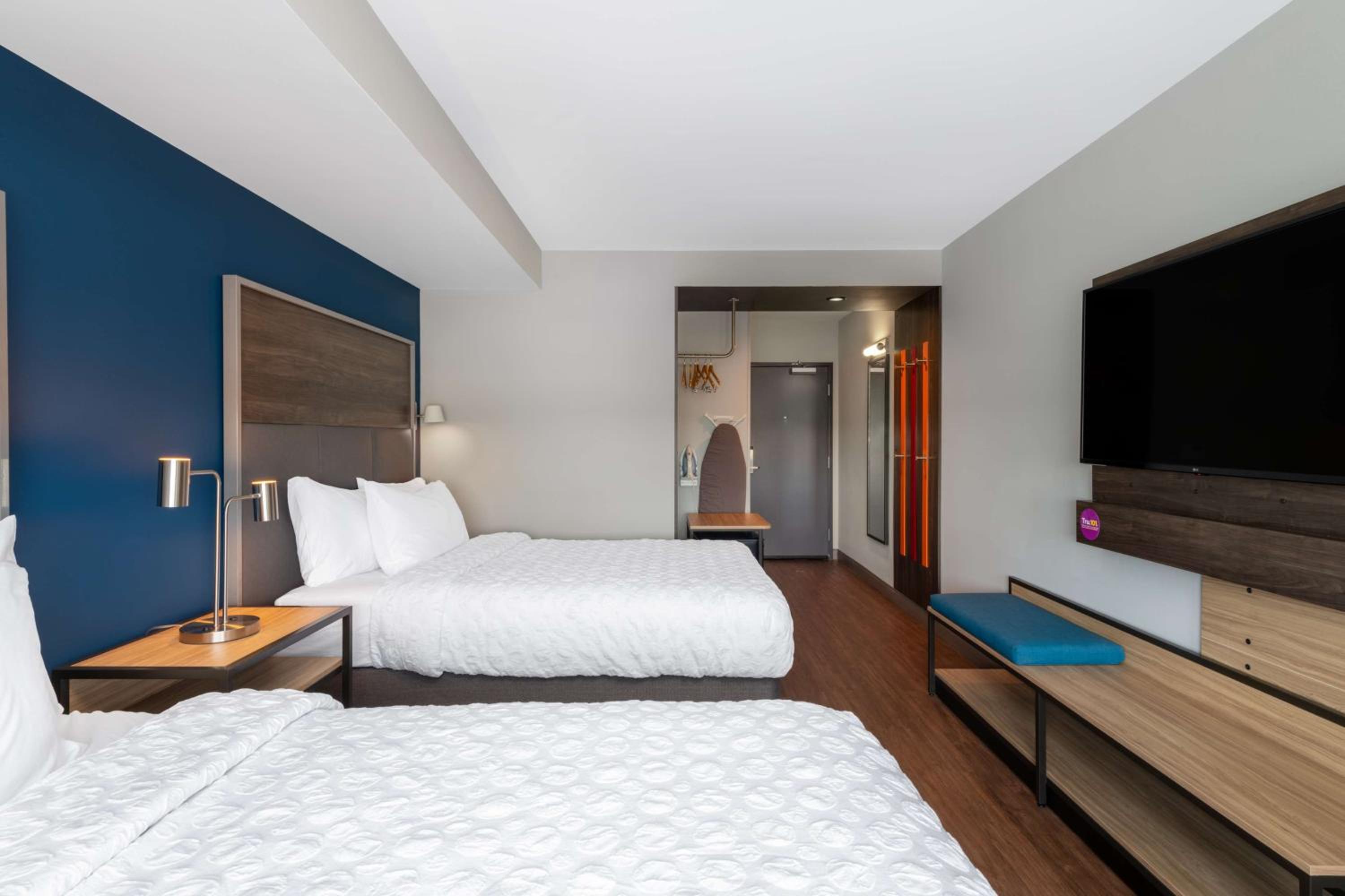 Queen Room with Two Queen Beds and Walk-In Shower - Photo 3