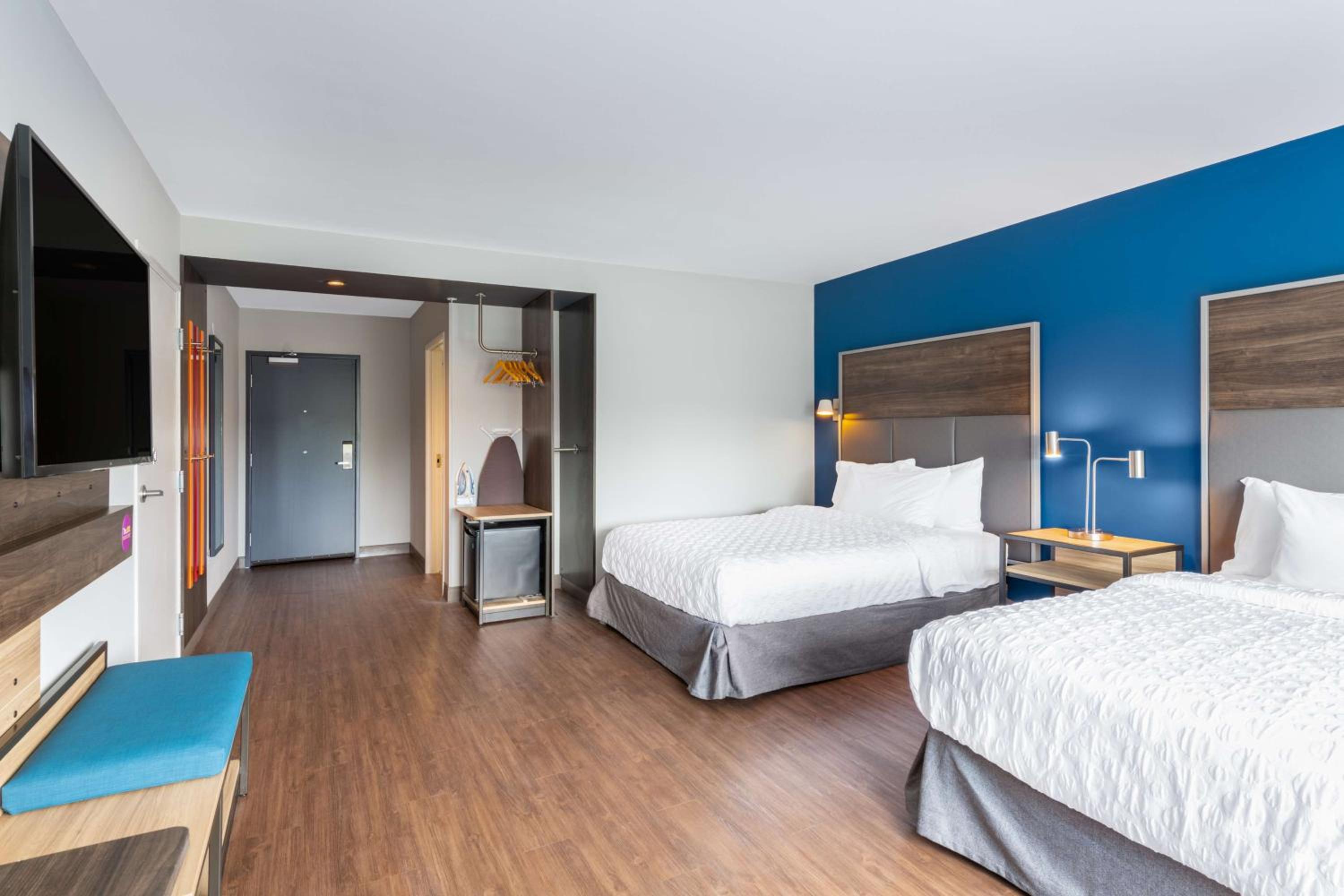 Queen Room with Two Queen Beds and Roll-In Shower - Mobility Access - Photo 5