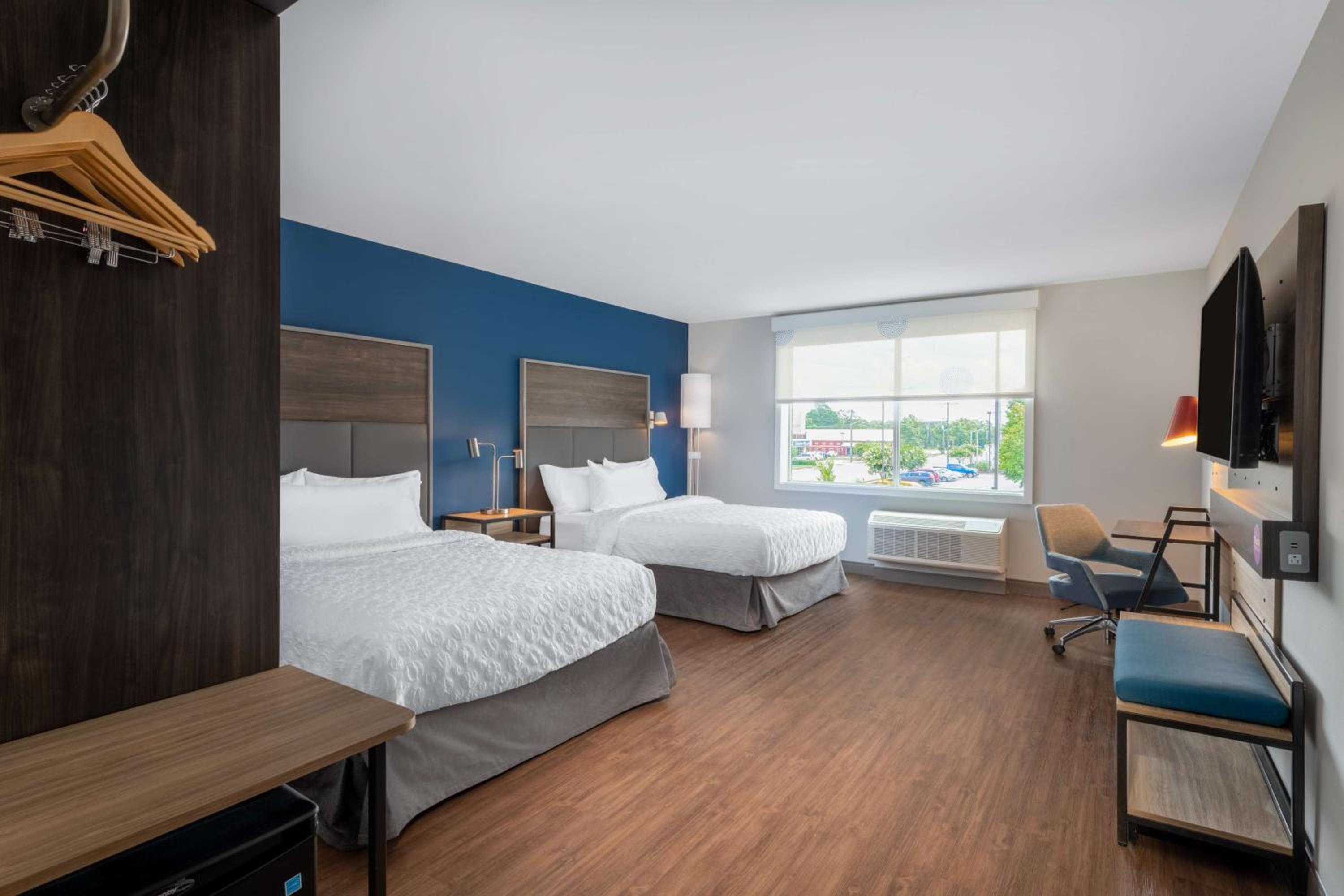 Queen Room with Two Queen Beds and Roll-In Shower - Mobility Access - Photo 2