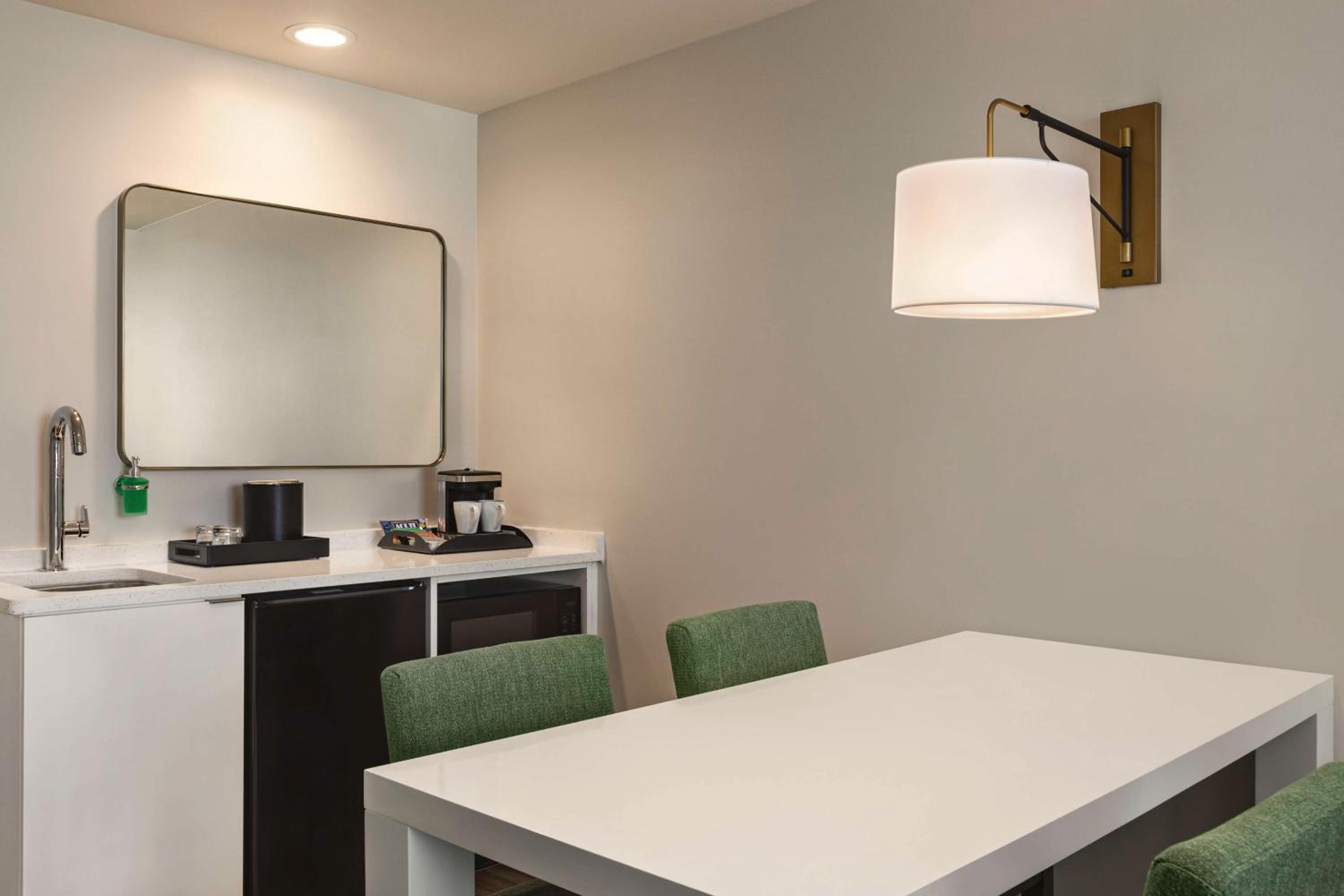 One-Bedroom King Suite - Photo 5
