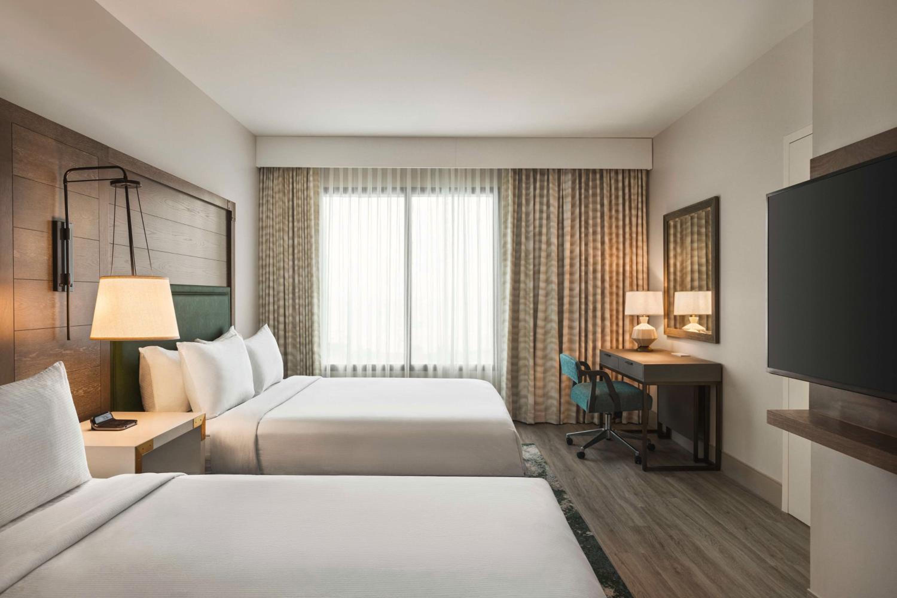 Queen Suite with Two Queen Beds and Bath Tub - Gulf View/Mobility Accessible - Photo 1
