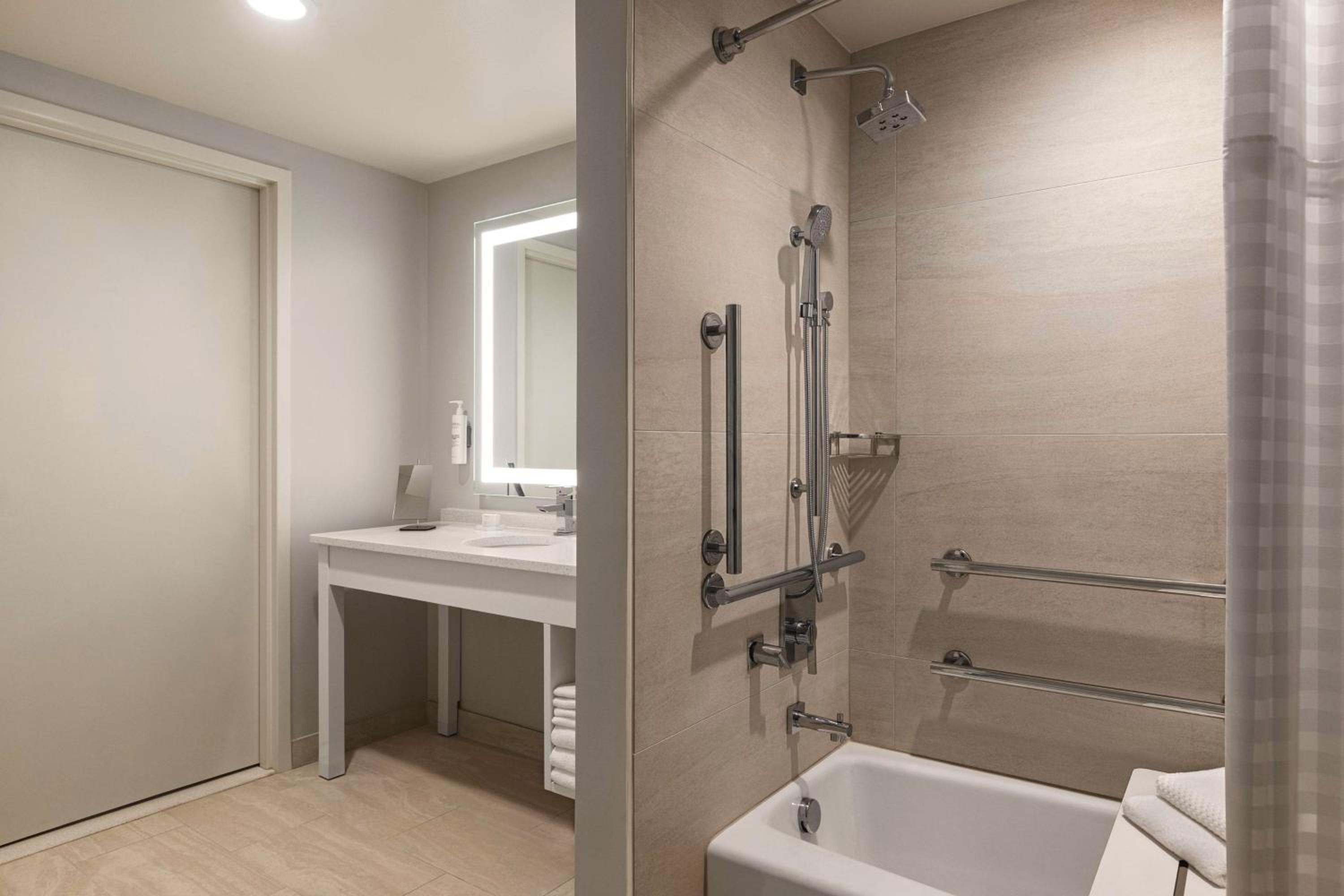 Queen Suite with Two Queen Beds and Bath Tub - Gulf View/Mobility Accessible - Photo 4