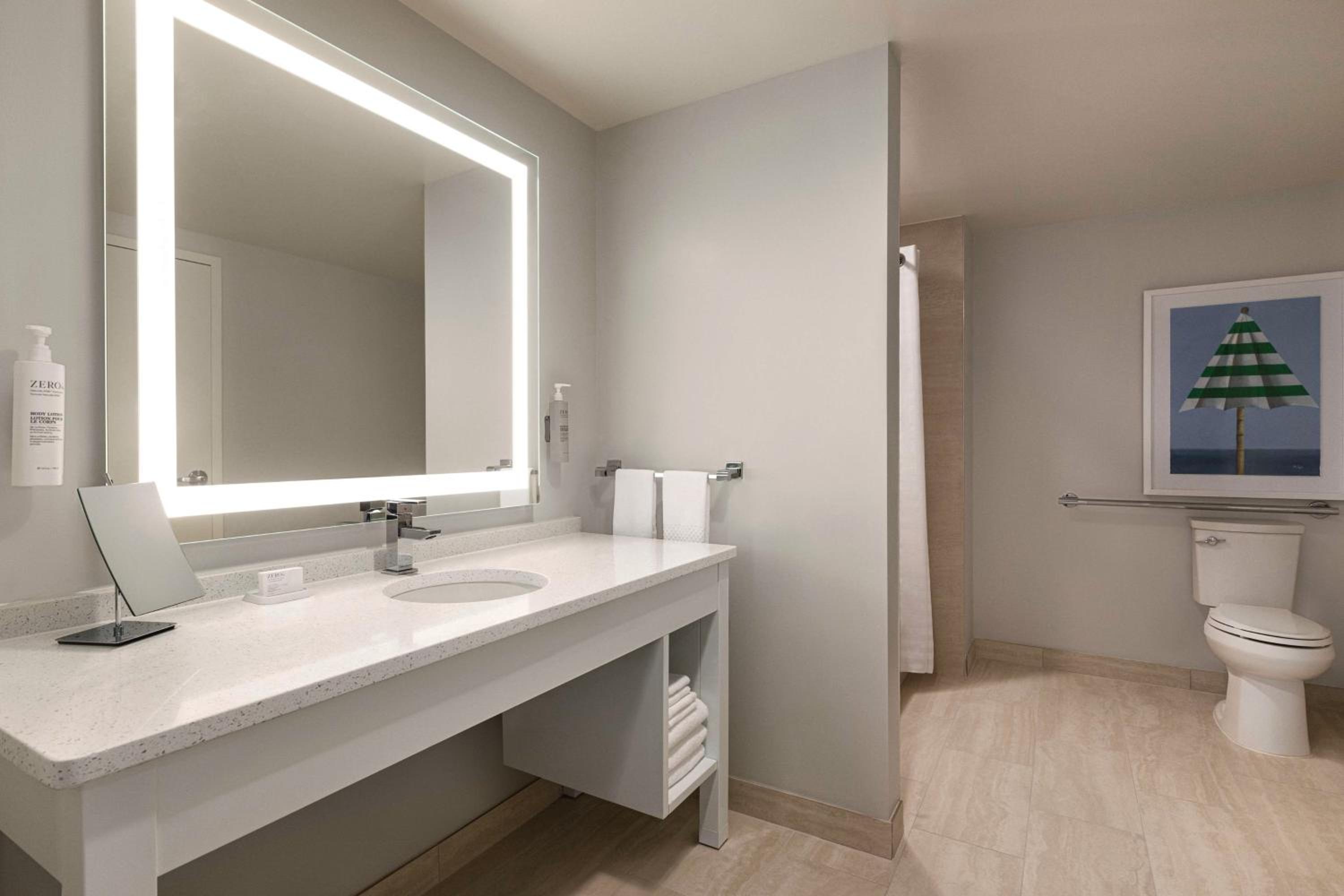 Queen Suite with Two Queen Beds and Bath Tub - Gulf View/Mobility Accessible - Photo 2