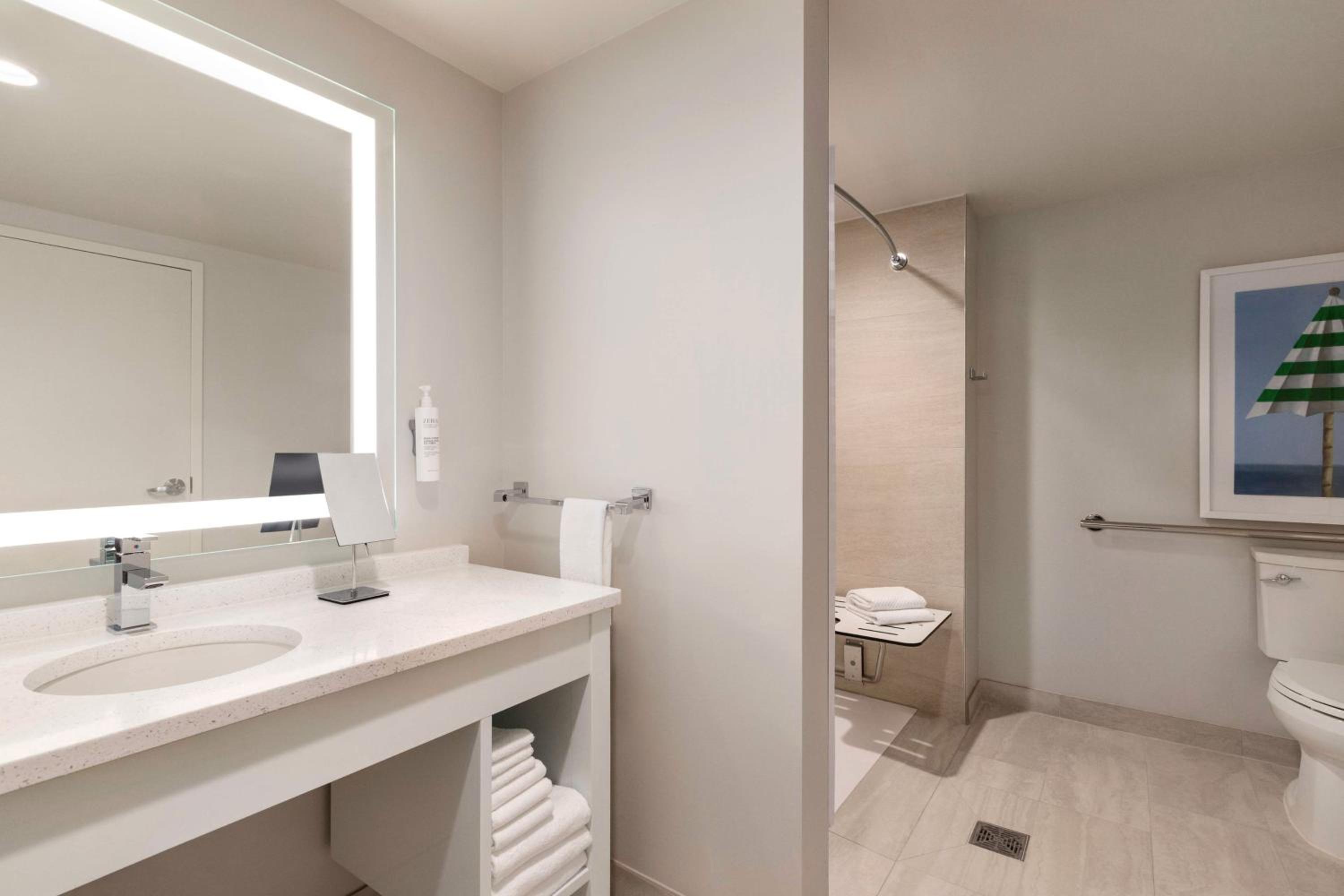 King Suite with Balcony and Shower - Gulf View/Mobility Accessible - Photo 2