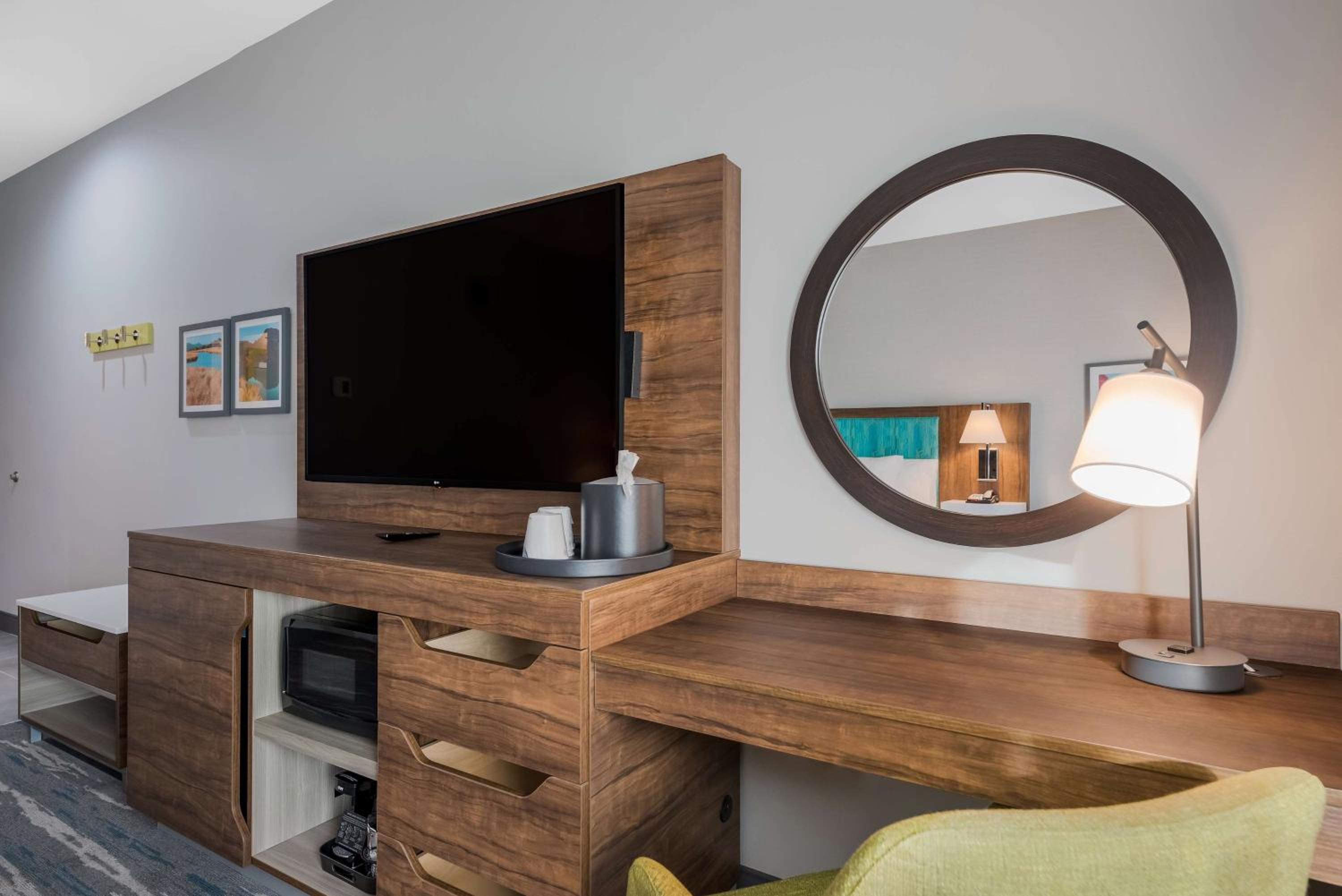 King Room with Microwave and Fridge - Photo 1
