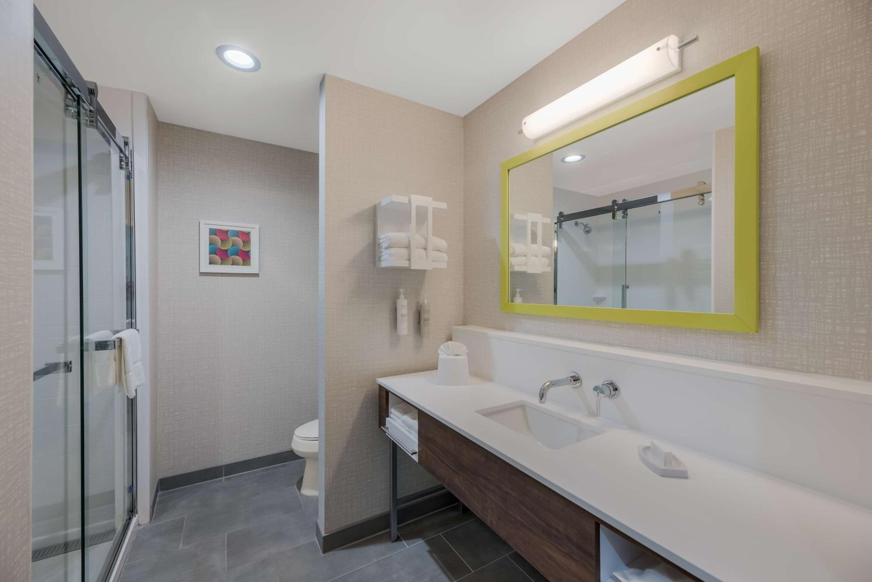King Room with Microwave and Fridge - Photo 3