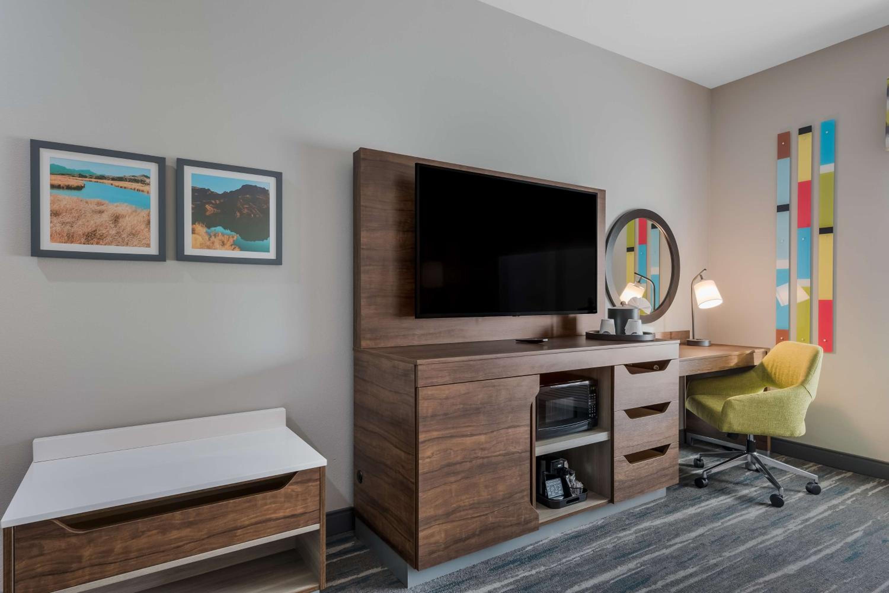 King Room with Microwave and Fridge - Photo 2