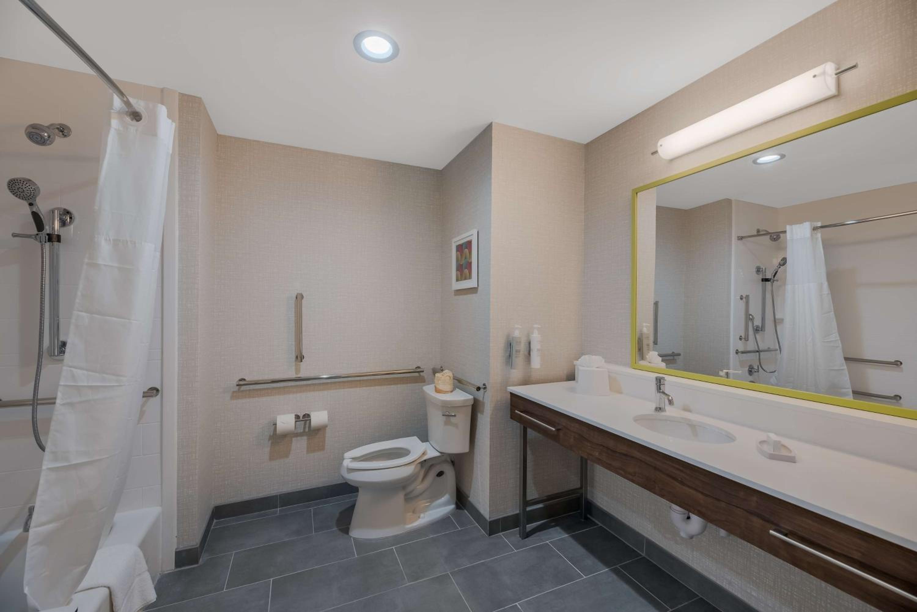 King Room with Bath Tub - Mobility and Hearing Access - Photo 2