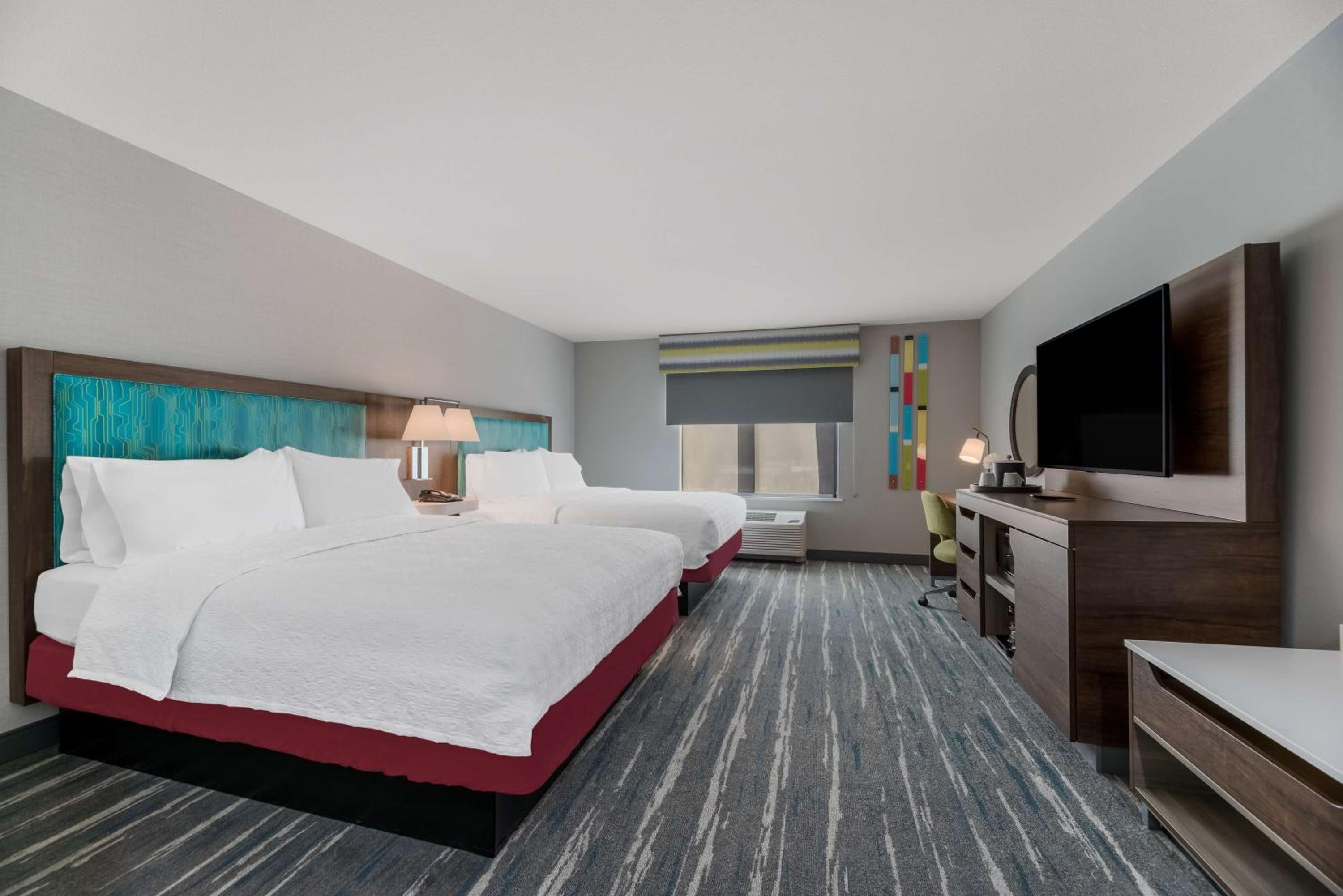 Queen Room with Two Queen Beds - Photo 5